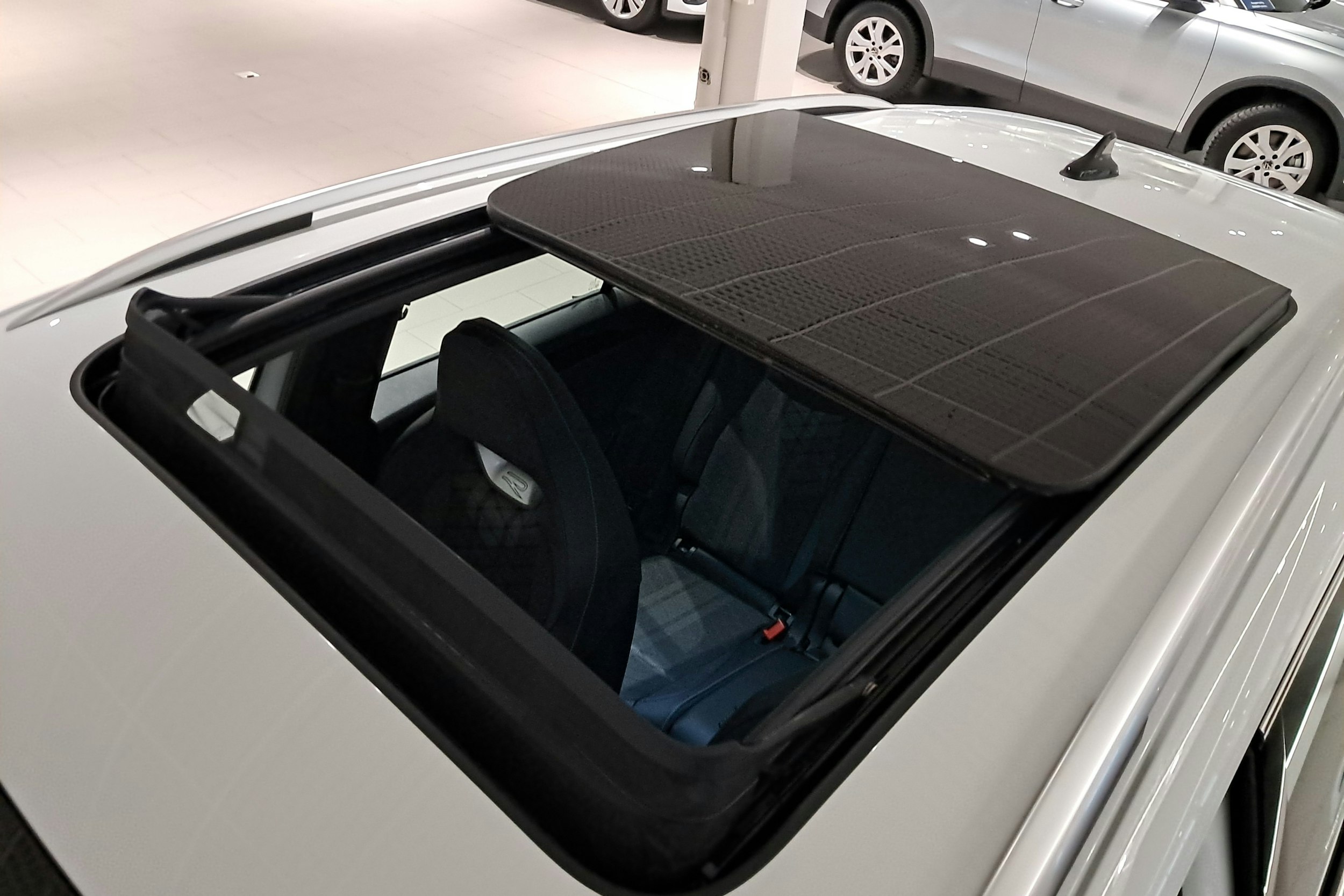 valkoinen Volkswagen Tiguan 2025 kuva 19.