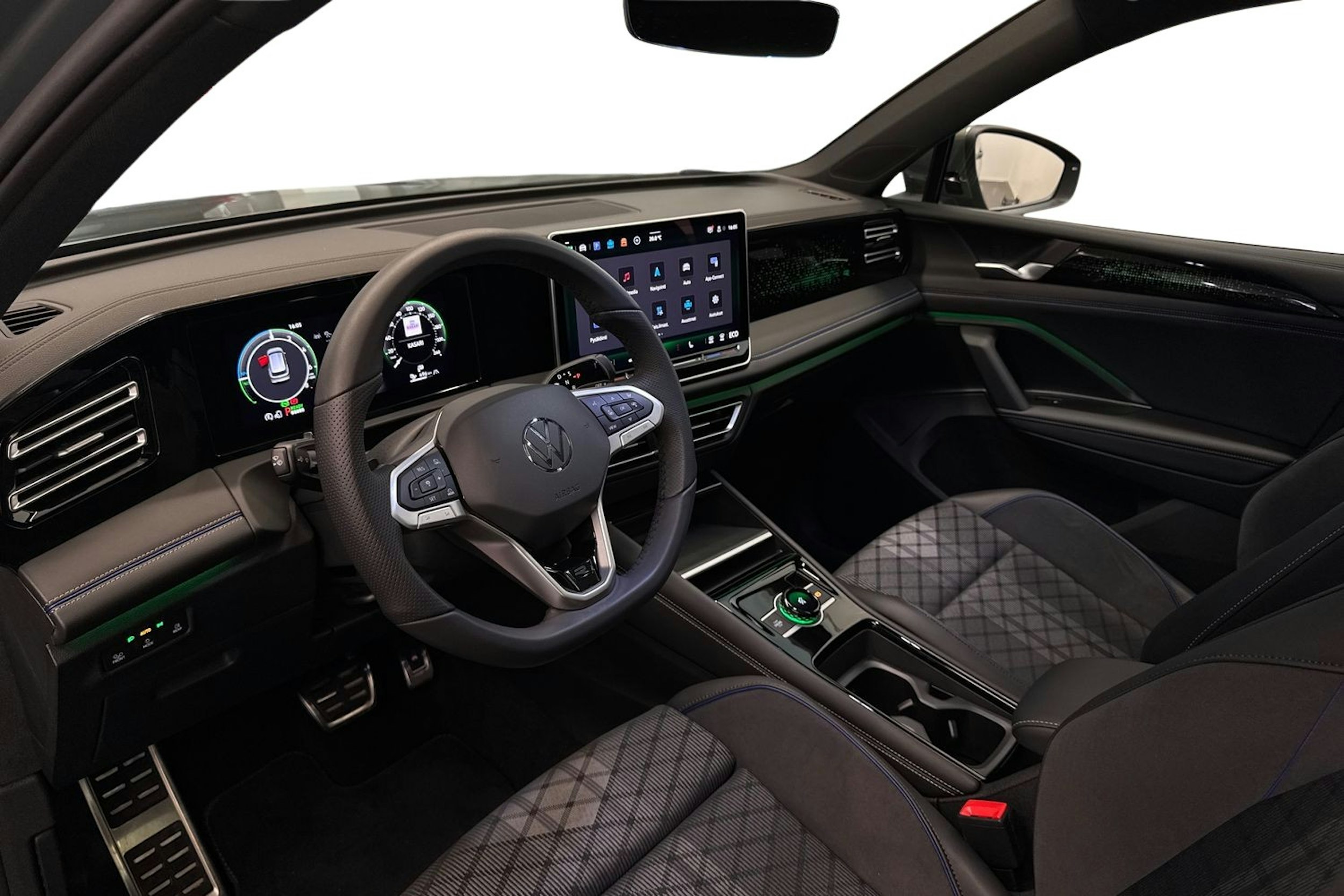 Vihreä Volkswagen Tiguan 2025 kuva 6.