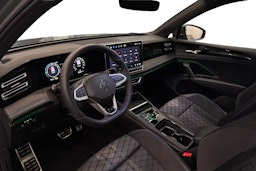 Vihreä Volkswagen Tiguan 2025 kuva 6.