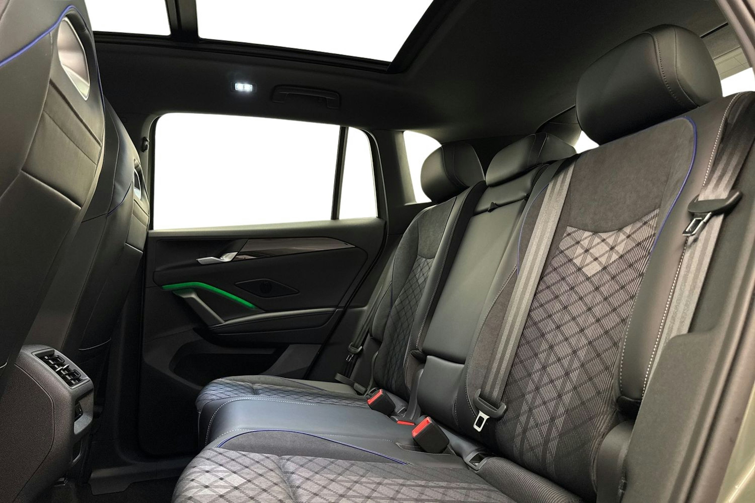 Vihreä Volkswagen Tiguan 2025 kuva 8.