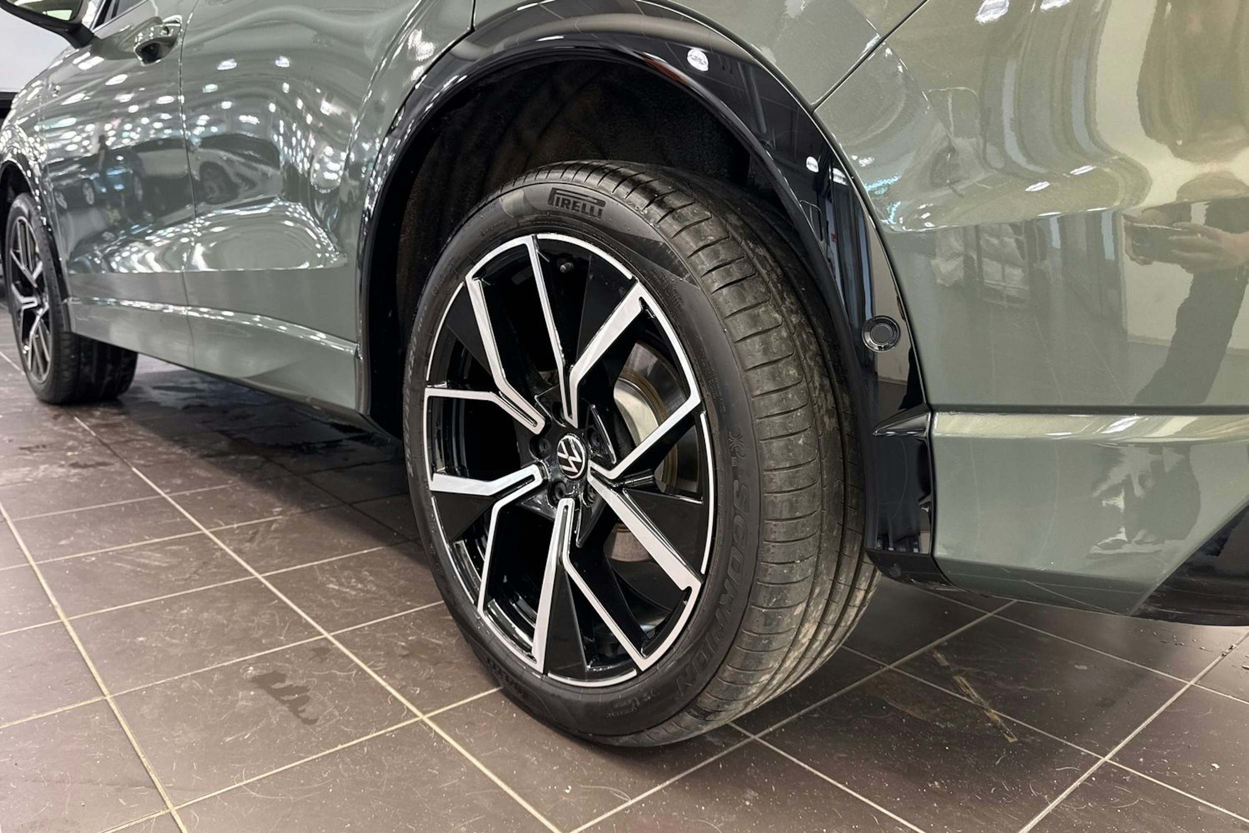Vihreä Volkswagen Tiguan 2025 kuva 10.