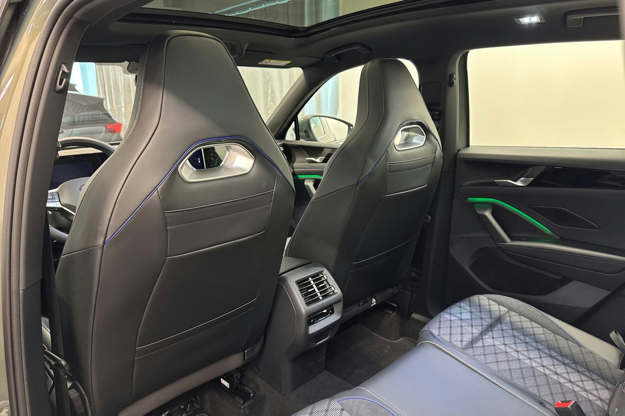 Vihreä Volkswagen Tiguan 2025 kuva 11.