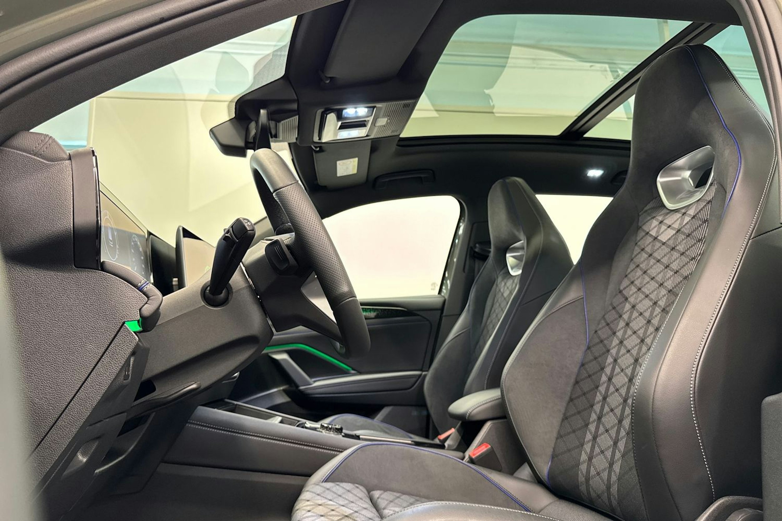 Vihreä Volkswagen Tiguan 2025 kuva 12.