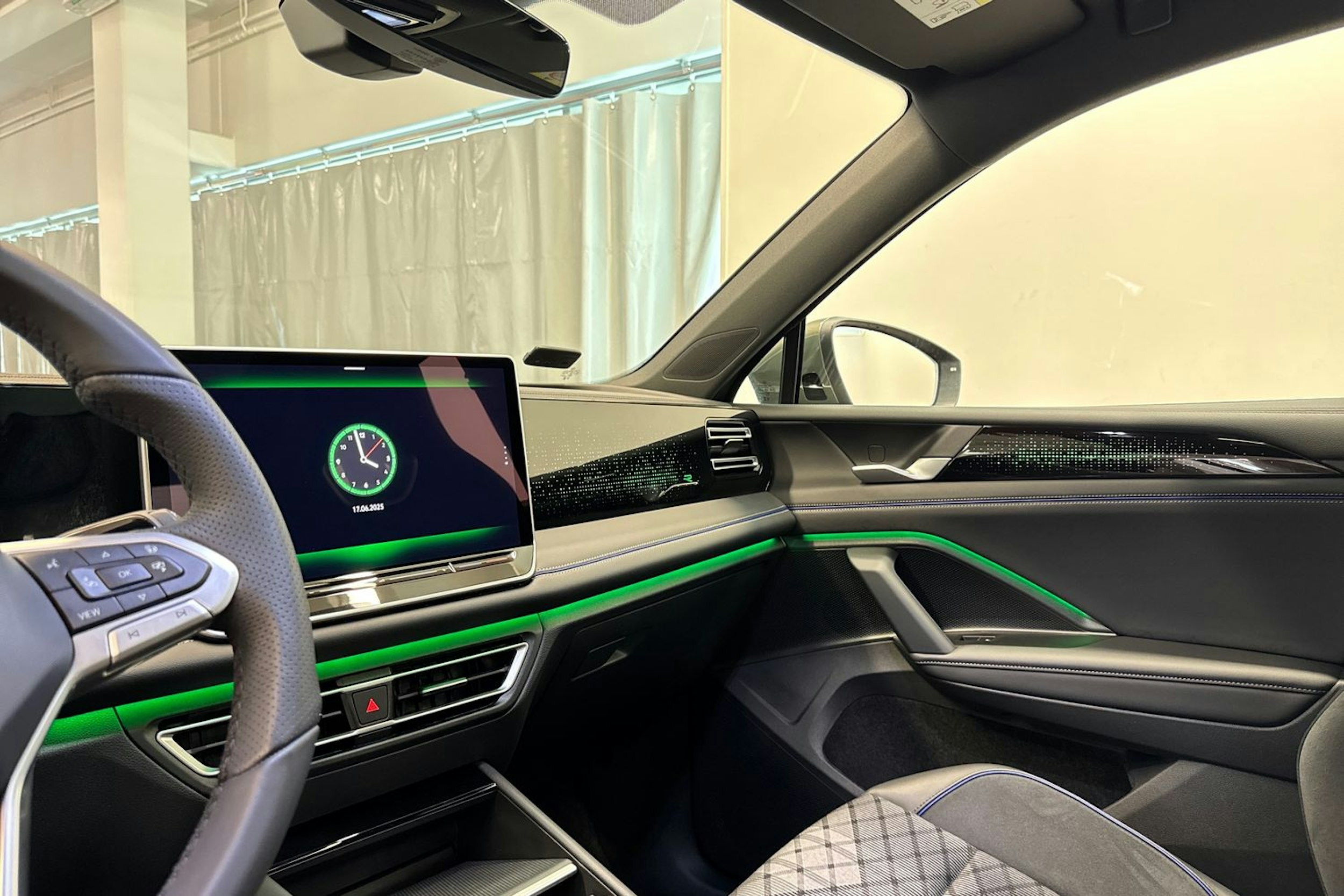 Vihreä Volkswagen Tiguan 2025 kuva 13.