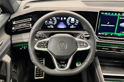 Vihreä Volkswagen Tiguan 2025 kuva 16.
