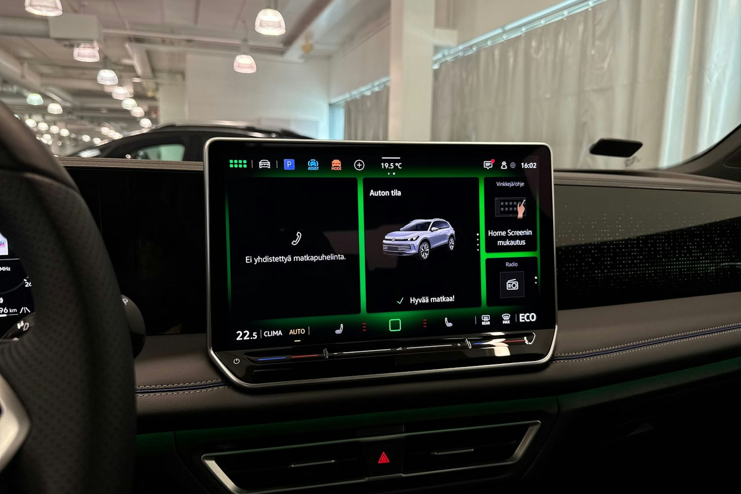 Vihreä Volkswagen Tiguan 2025 kuva 25.