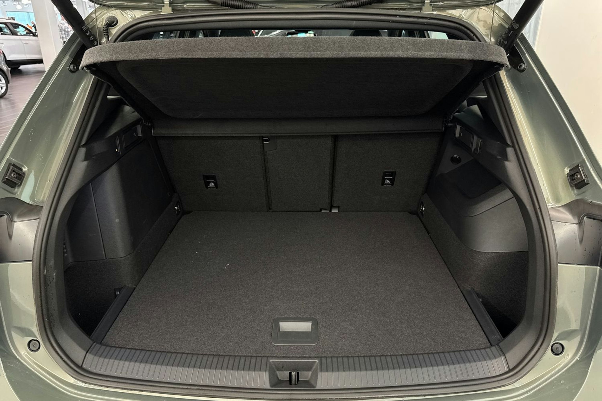 Vihreä Volkswagen Tiguan 2025 kuva 32.