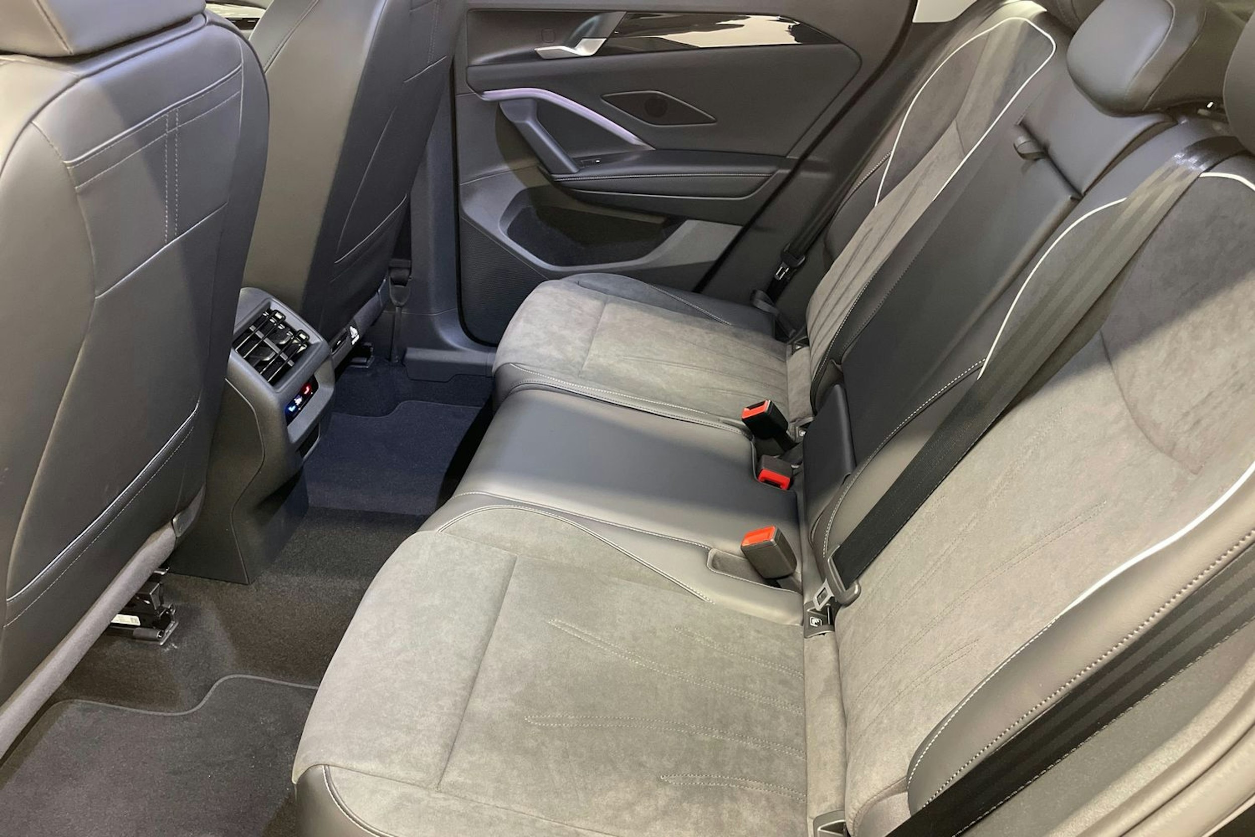 musta Volkswagen Tiguan 2025 kuva 8.