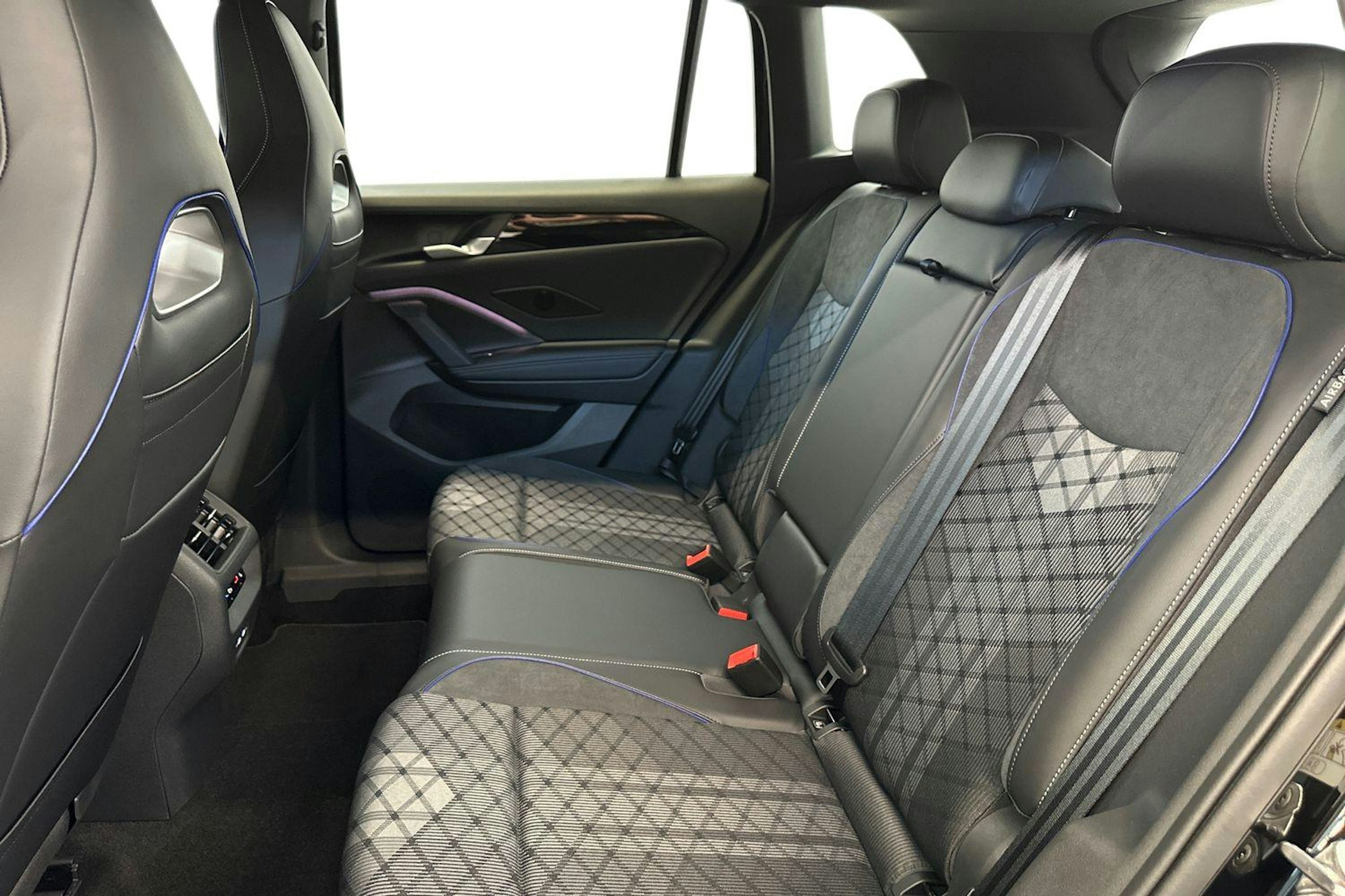 met. musta Volkswagen Tiguan 2025 kuva 8.