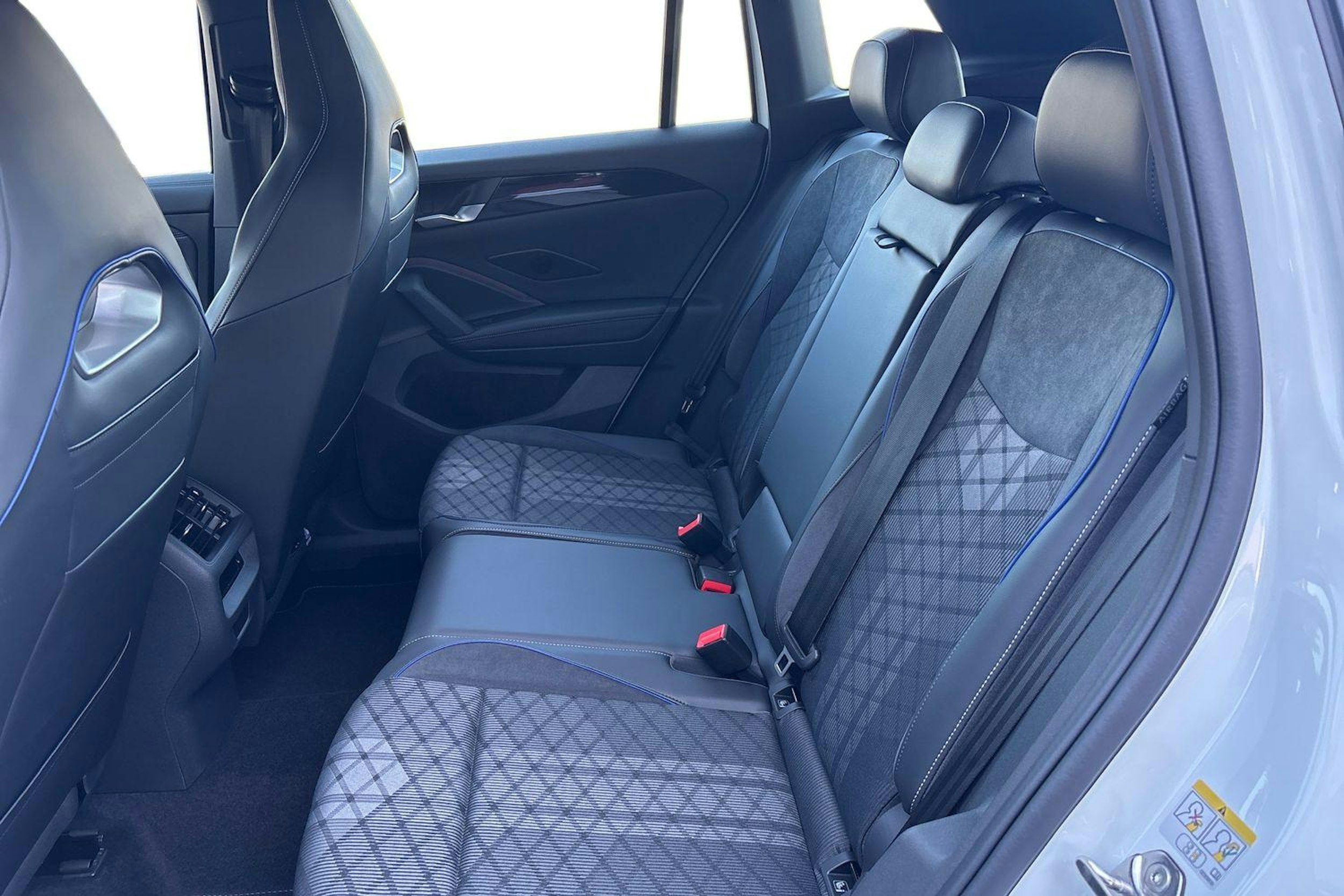 valkoinen Volkswagen Tiguan 2025 kuva 8.