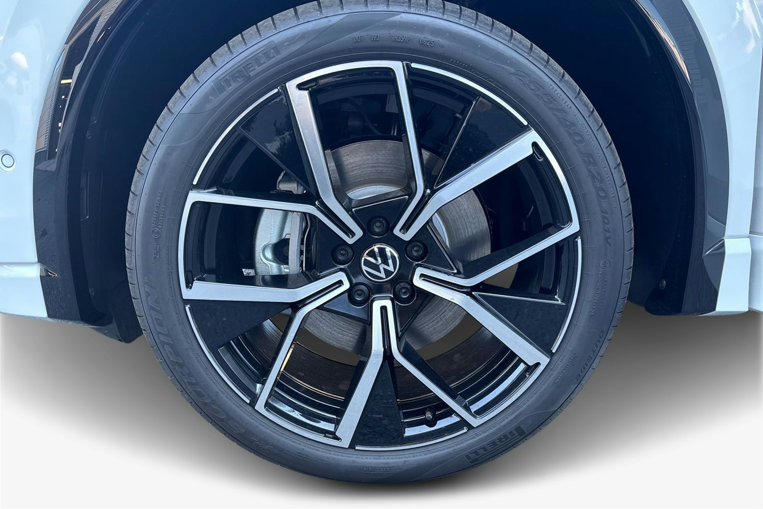 valkoinen Volkswagen Tiguan 2025 kuva 9.