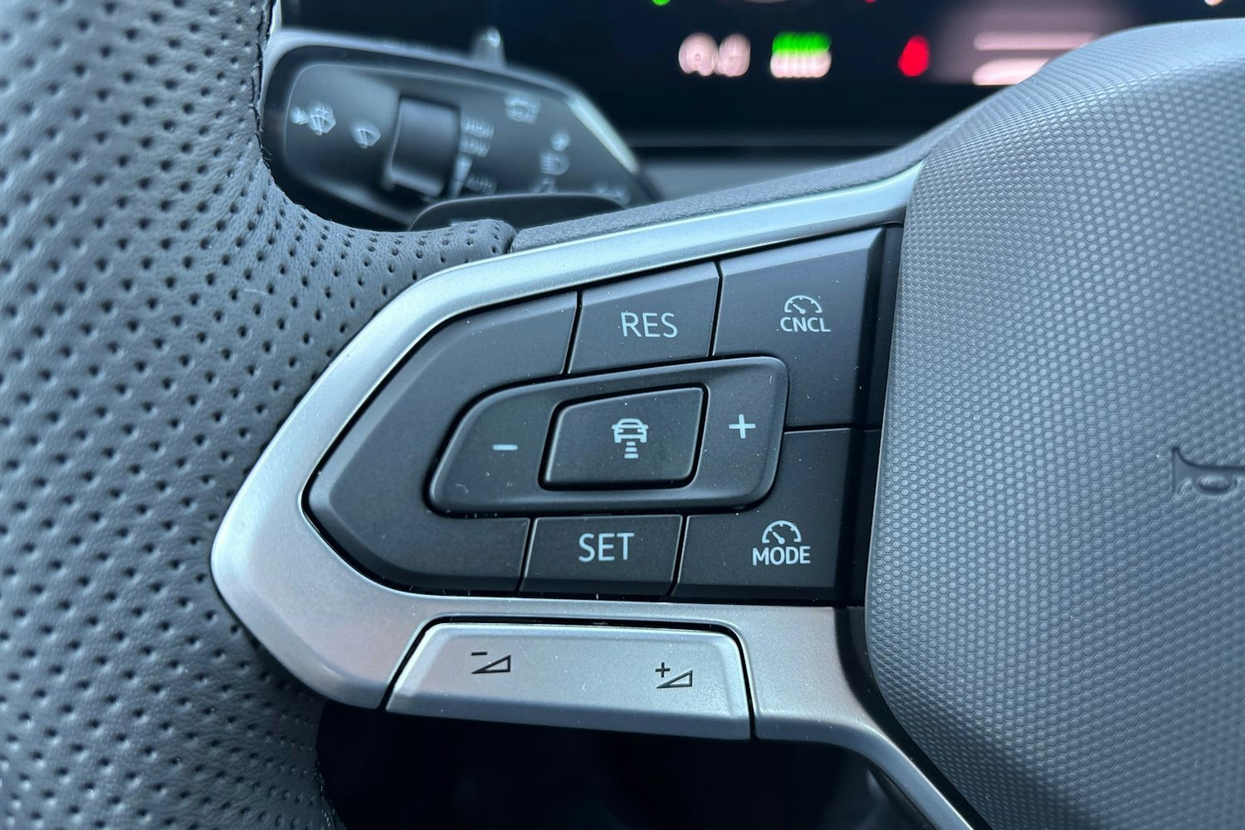valkoinen Volkswagen Tiguan 2025 kuva 13.