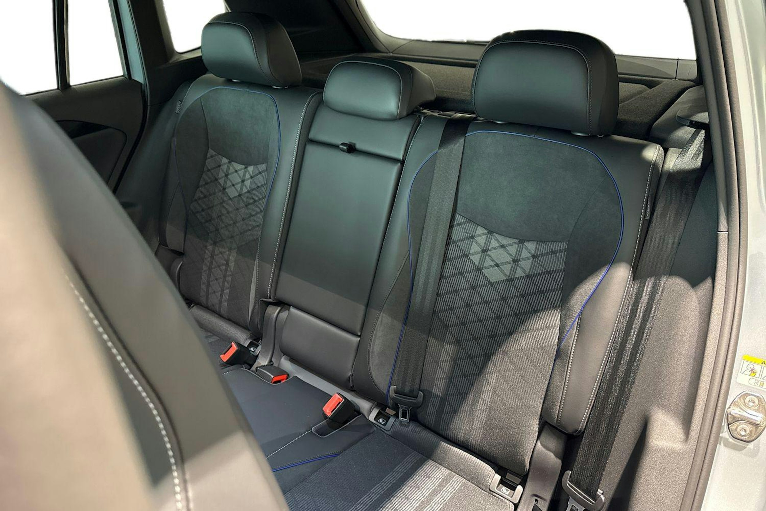 harmaa Volkswagen Tiguan 2025 kuva 8.