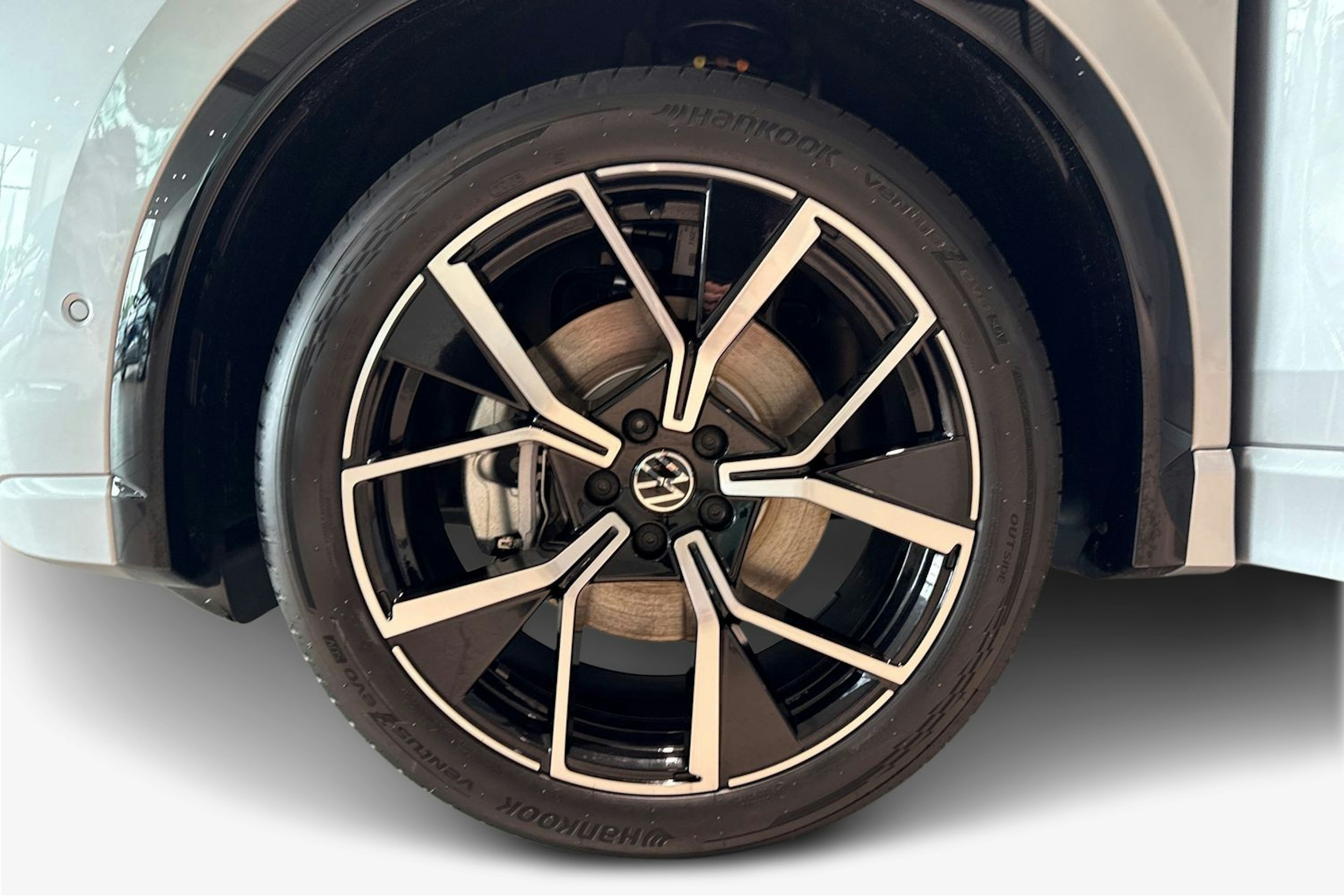 harmaa Volkswagen Tiguan 2025 kuva 9.