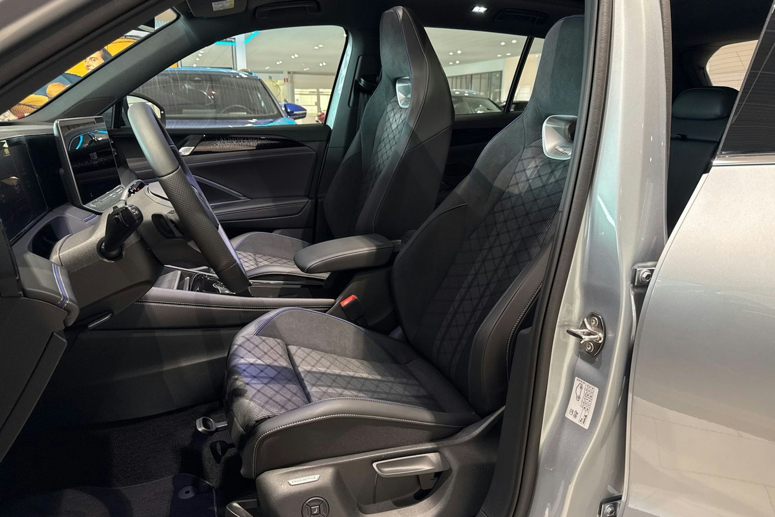 harmaa Volkswagen Tiguan 2025 kuva 11.