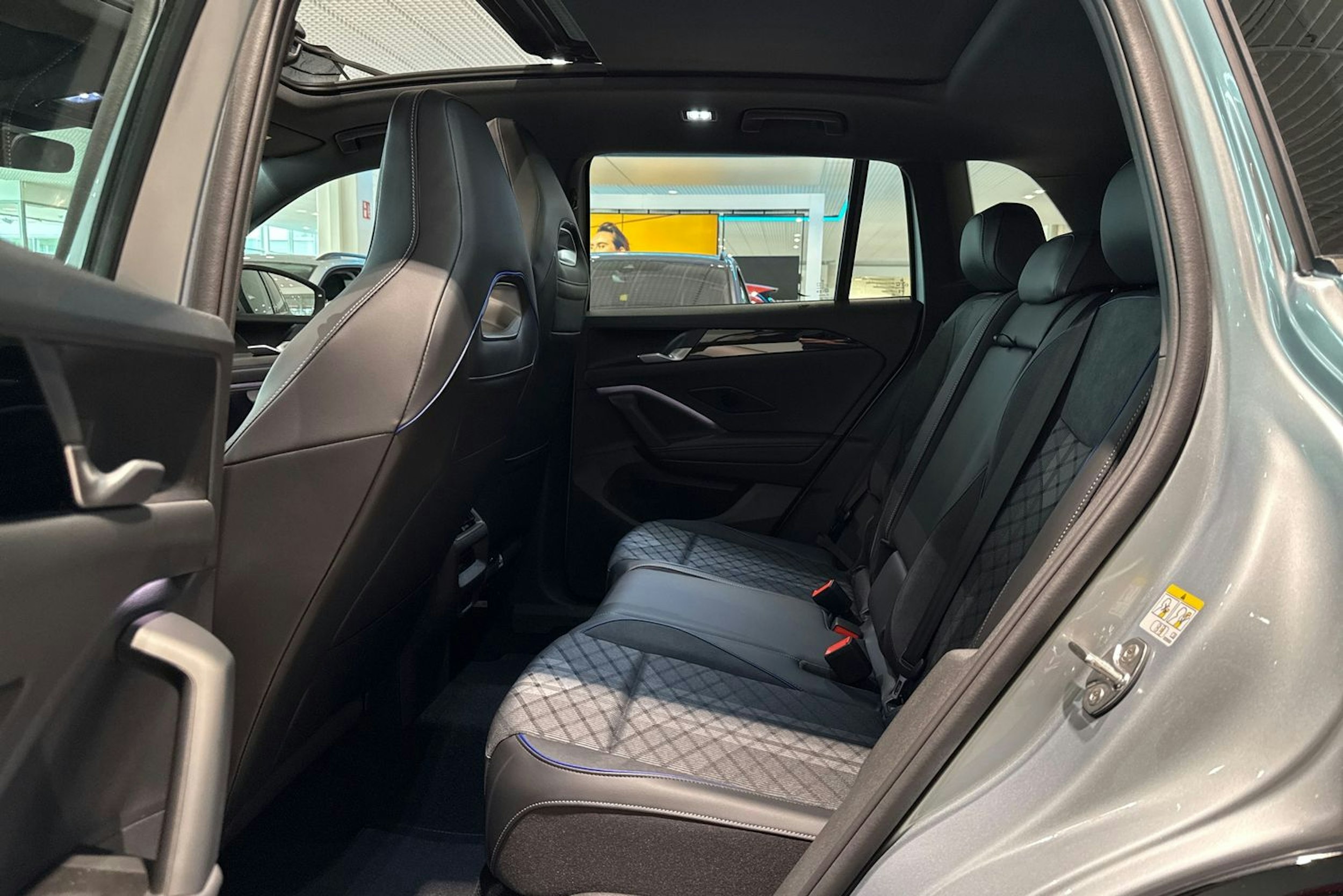 harmaa Volkswagen Tiguan 2025 kuva 12.