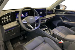 Sininen Volkswagen Tiguan 2025 kuva 8.