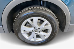 Sininen Volkswagen Tiguan 2025 kuva 12.