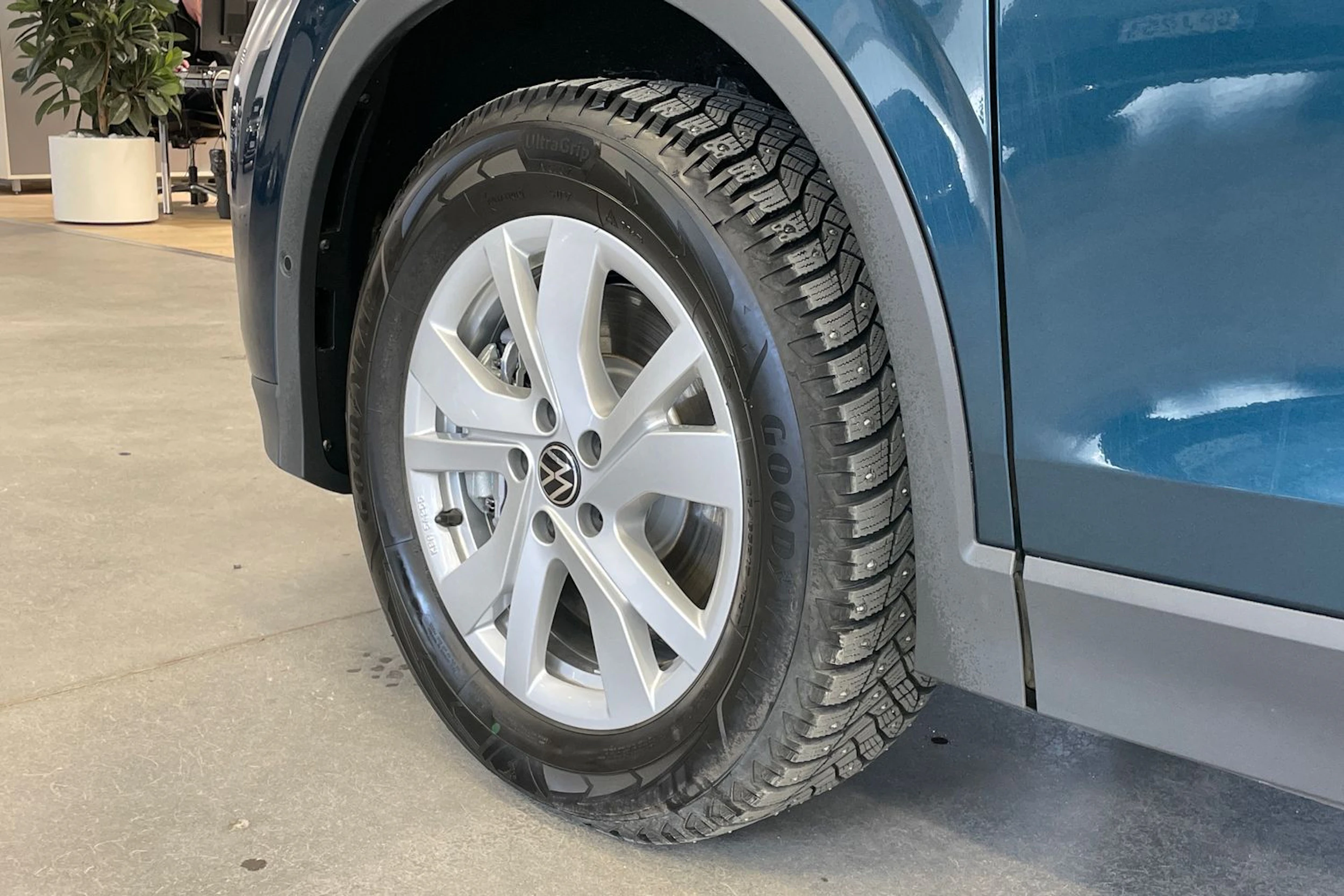 Sininen Volkswagen Tiguan 2025 kuva 13.