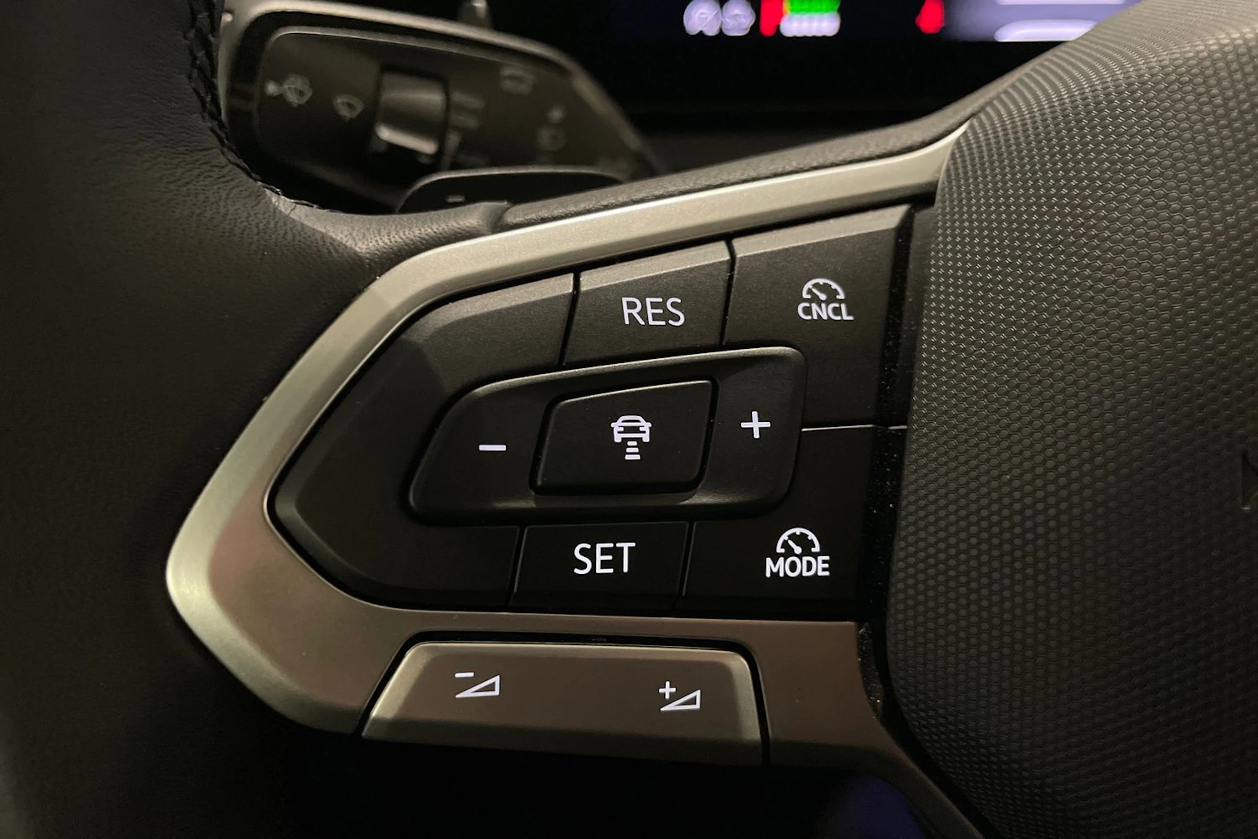 Sininen Volkswagen Tiguan 2025 kuva 24.