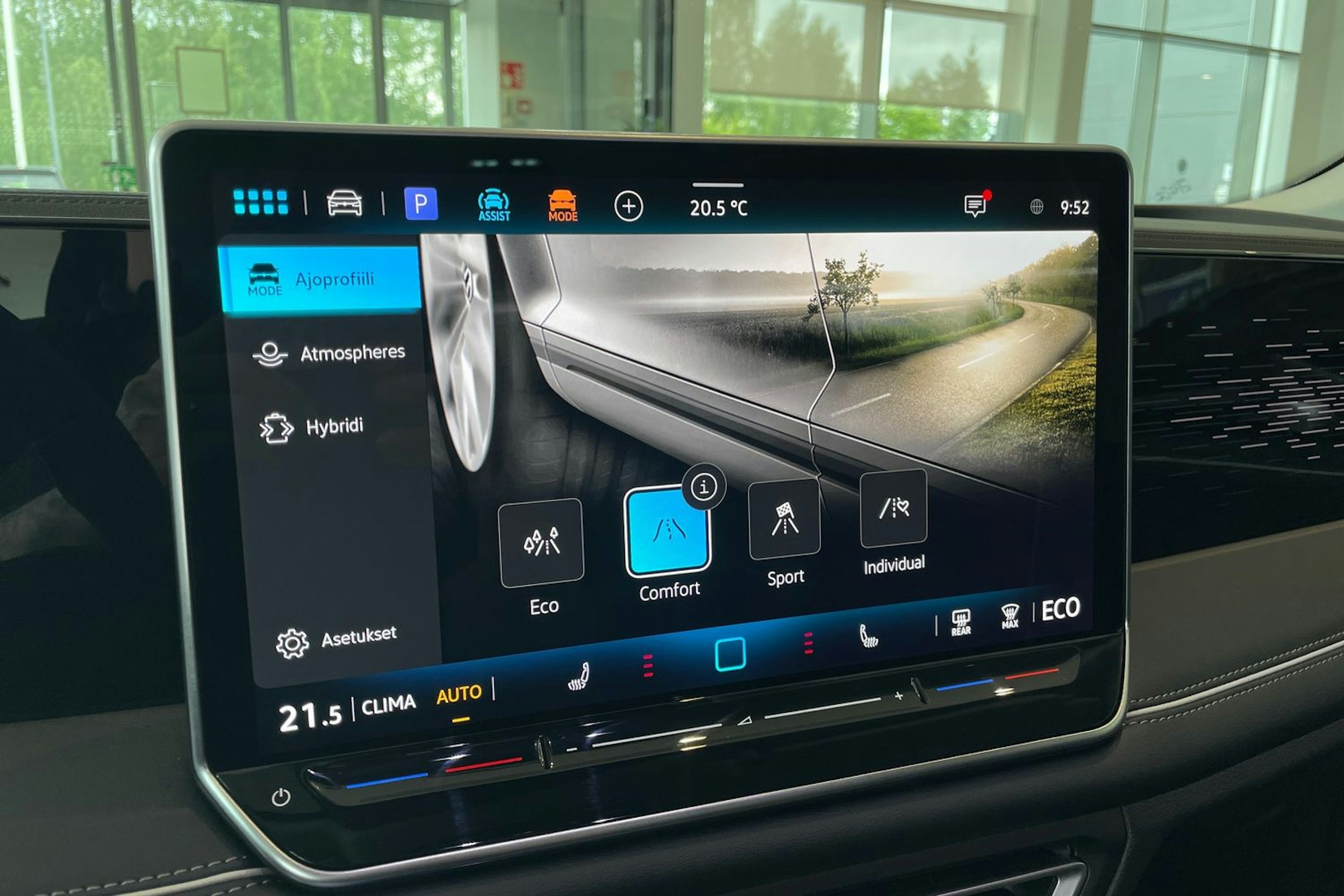 oranssi Volkswagen Tiguan 2025 kuva 13.