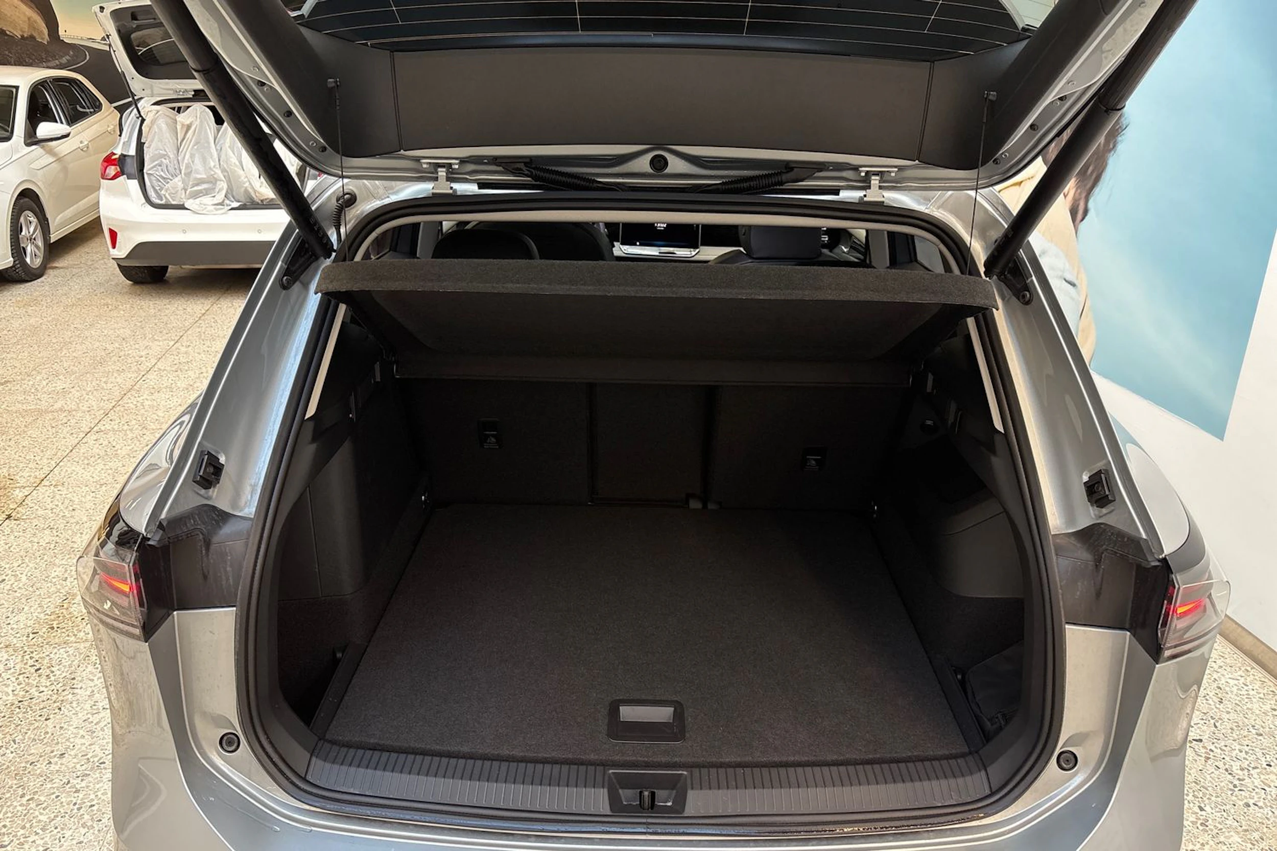 harmaa Volkswagen Tiguan 2025 kuva 11.