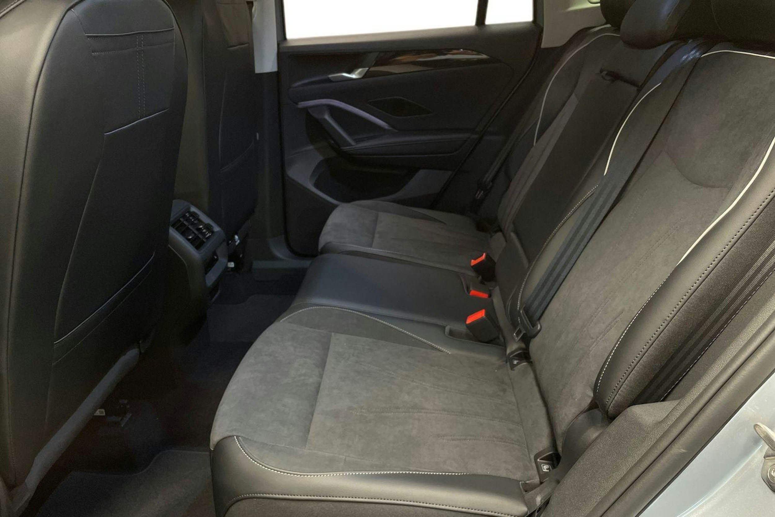 harmaa Volkswagen Tiguan 2025 kuva 8.