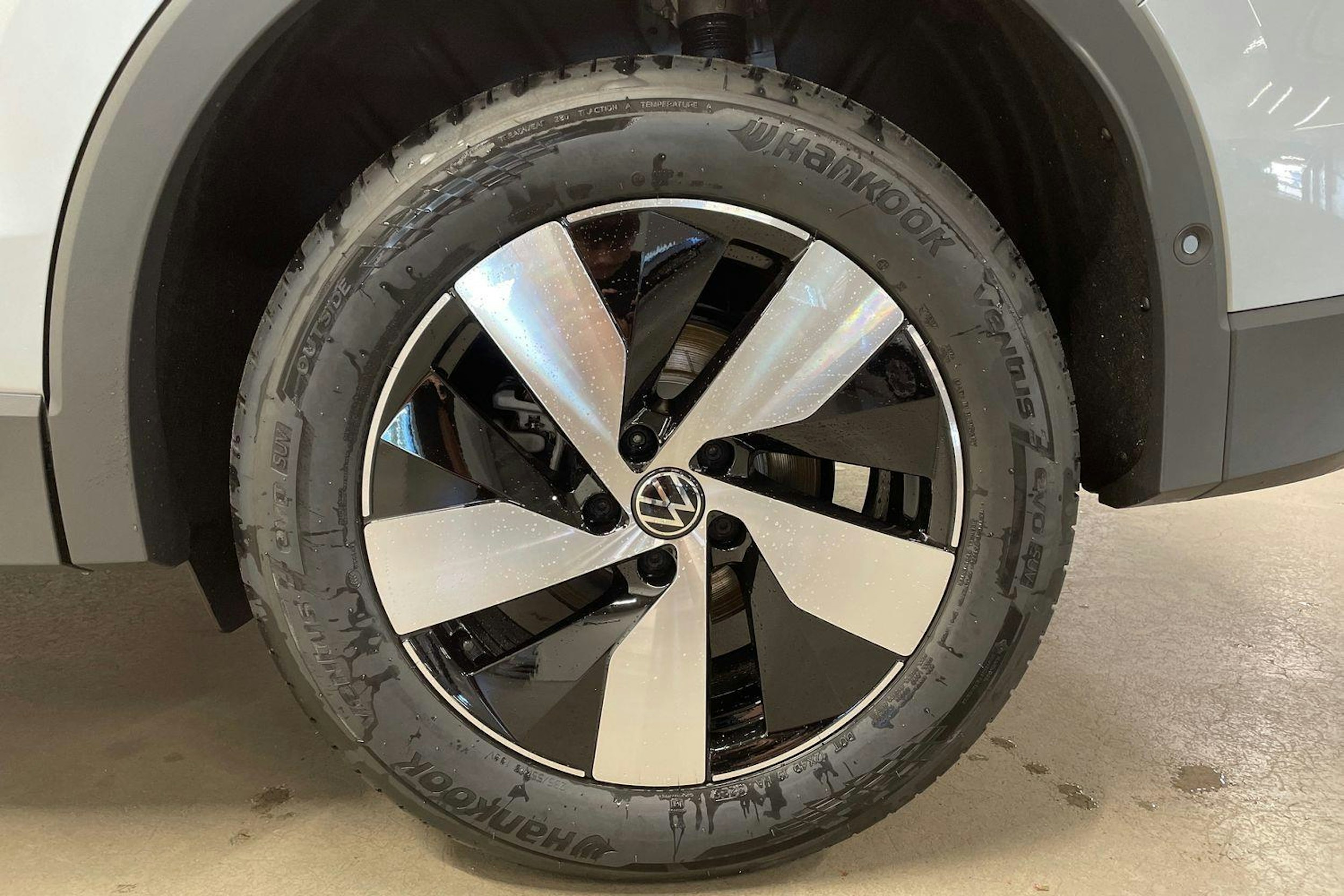 harmaa Volkswagen Tiguan 2025 kuva 9.