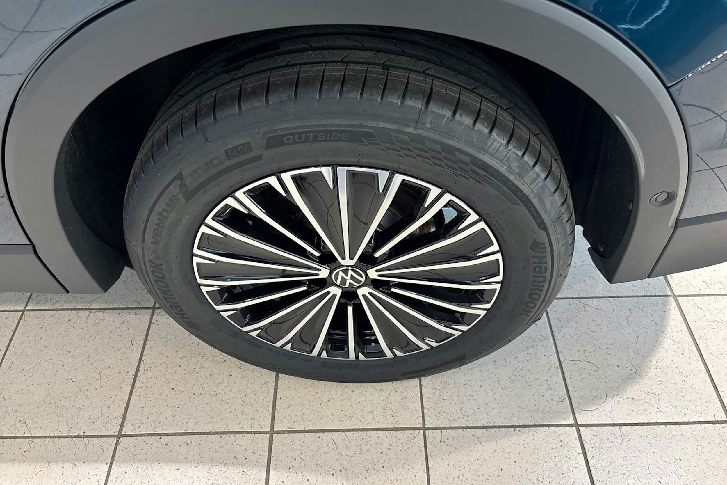 sininen Volkswagen Tiguan 2025 kuva 9.