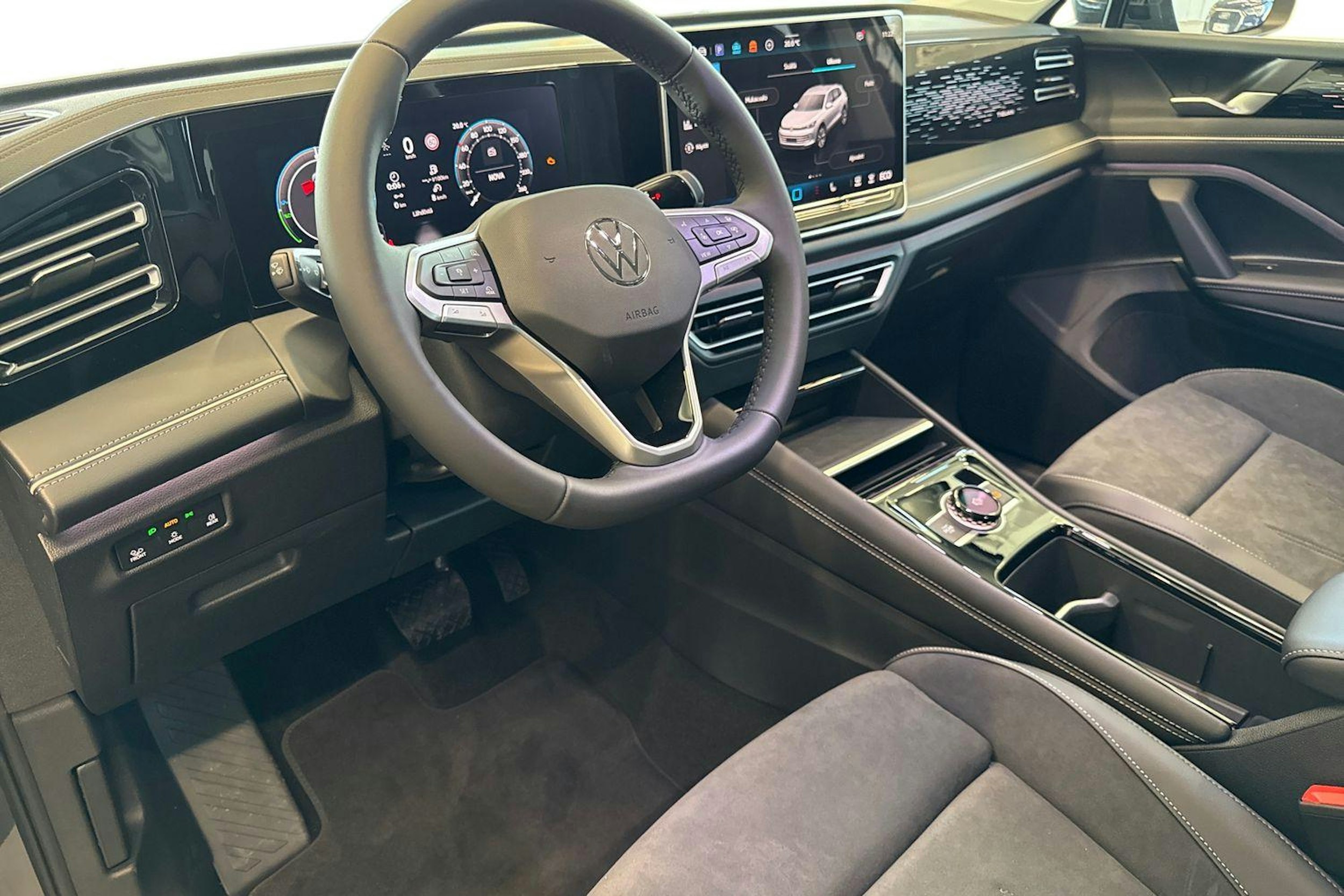 harmaa Volkswagen Tiguan 2025 kuva 6.