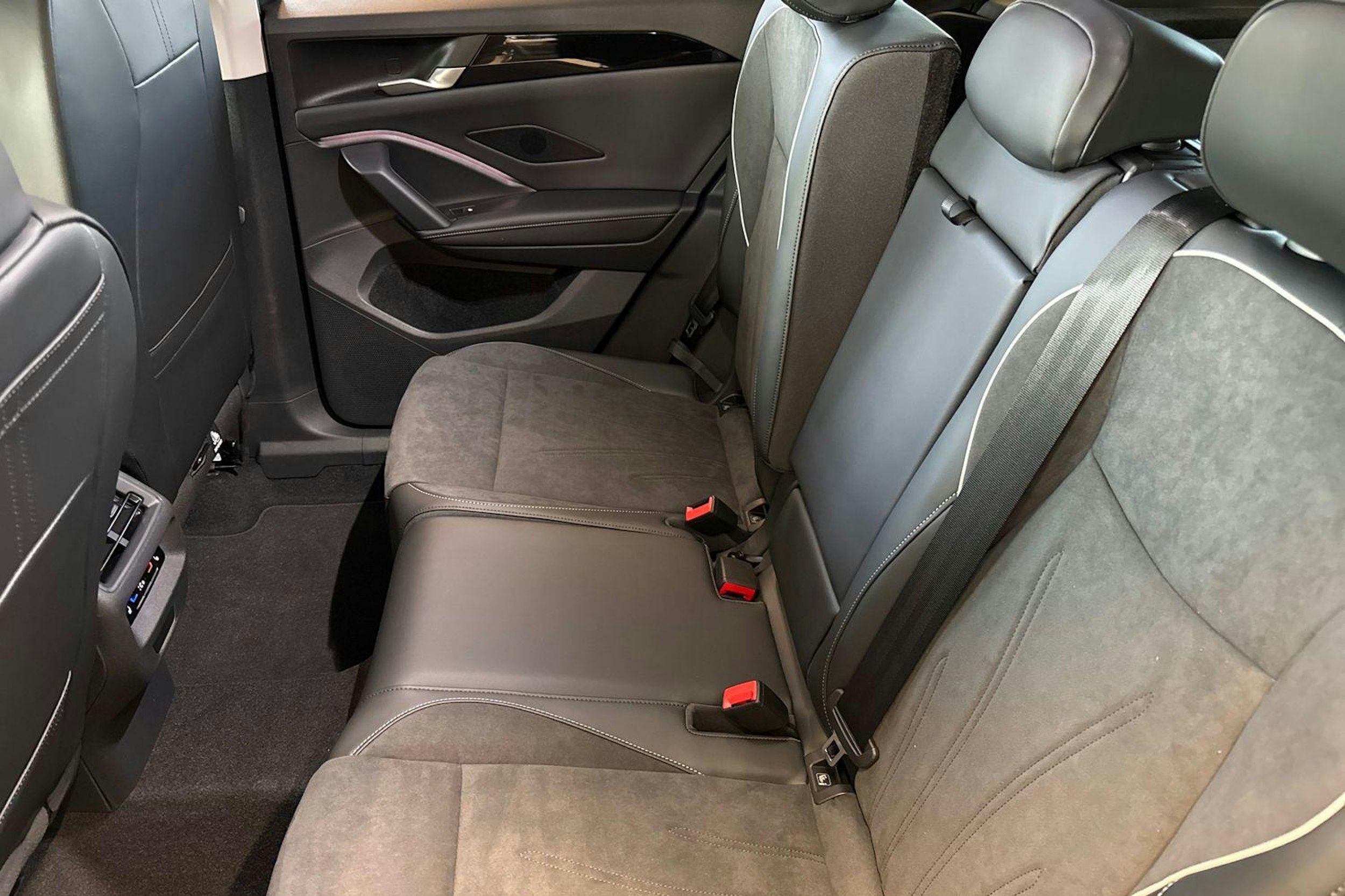 harmaa Volkswagen Tiguan 2025 kuva 8.