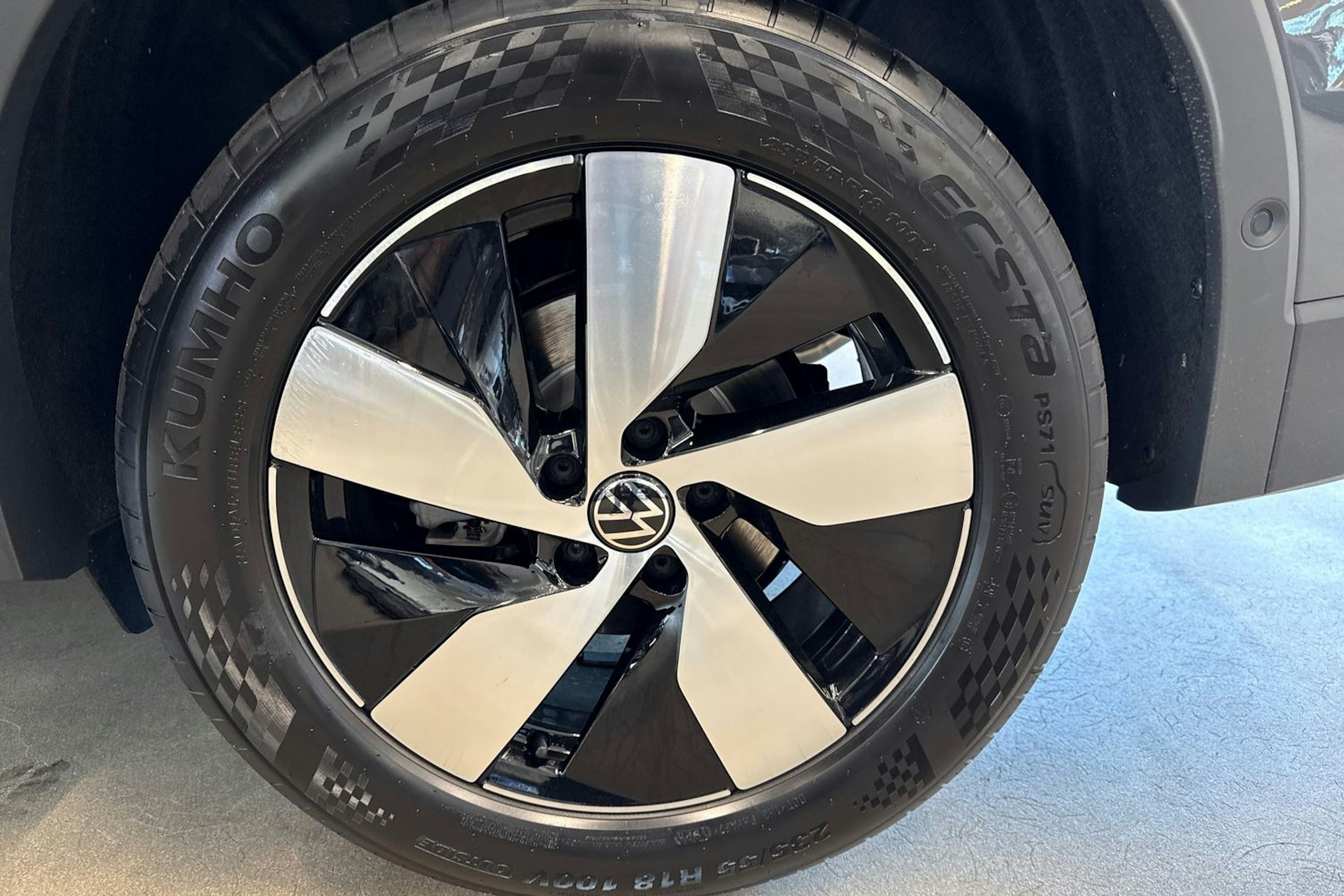 harmaa Volkswagen Tiguan 2025 kuva 9.