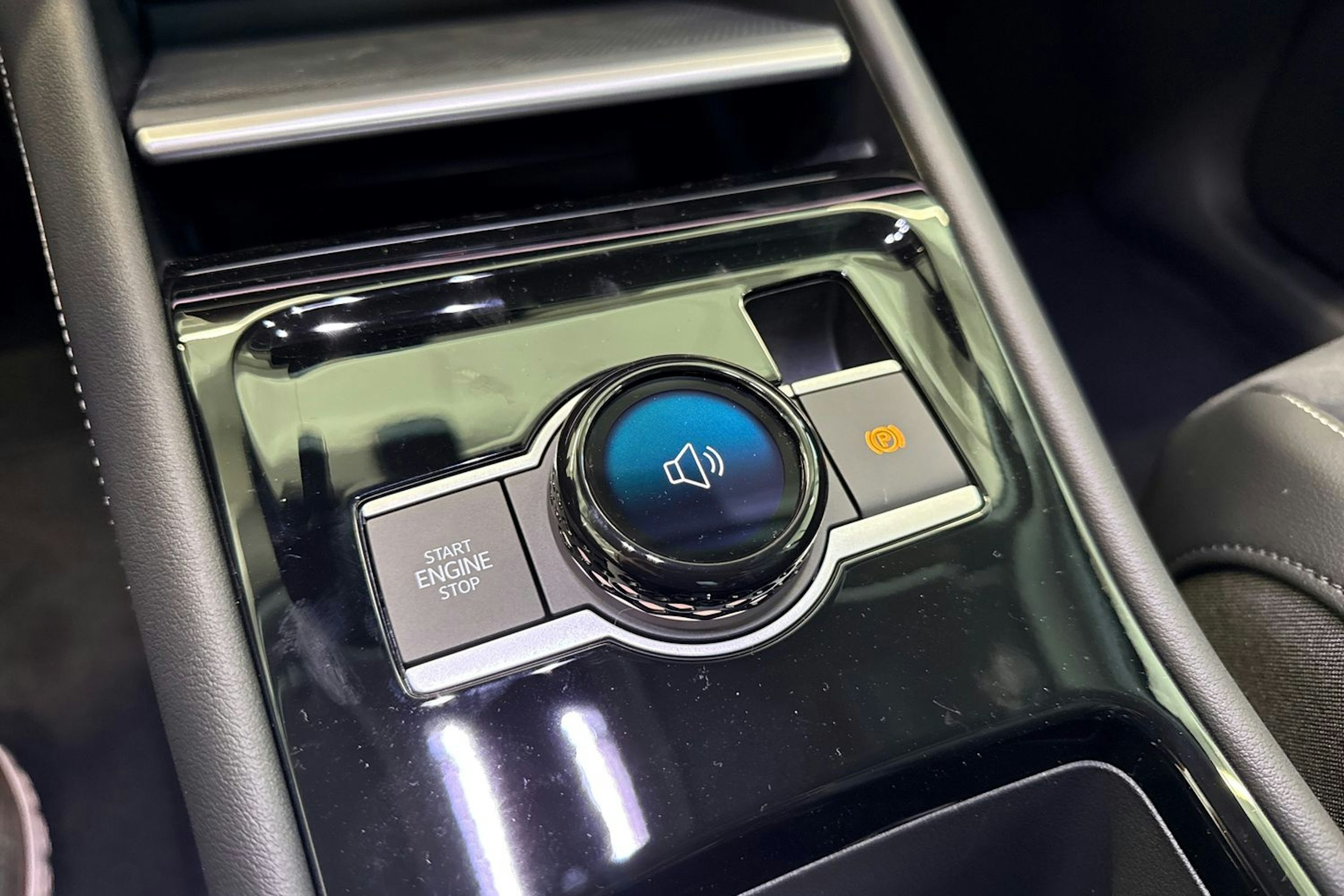 harmaa Volkswagen Tiguan 2025 kuva 13.