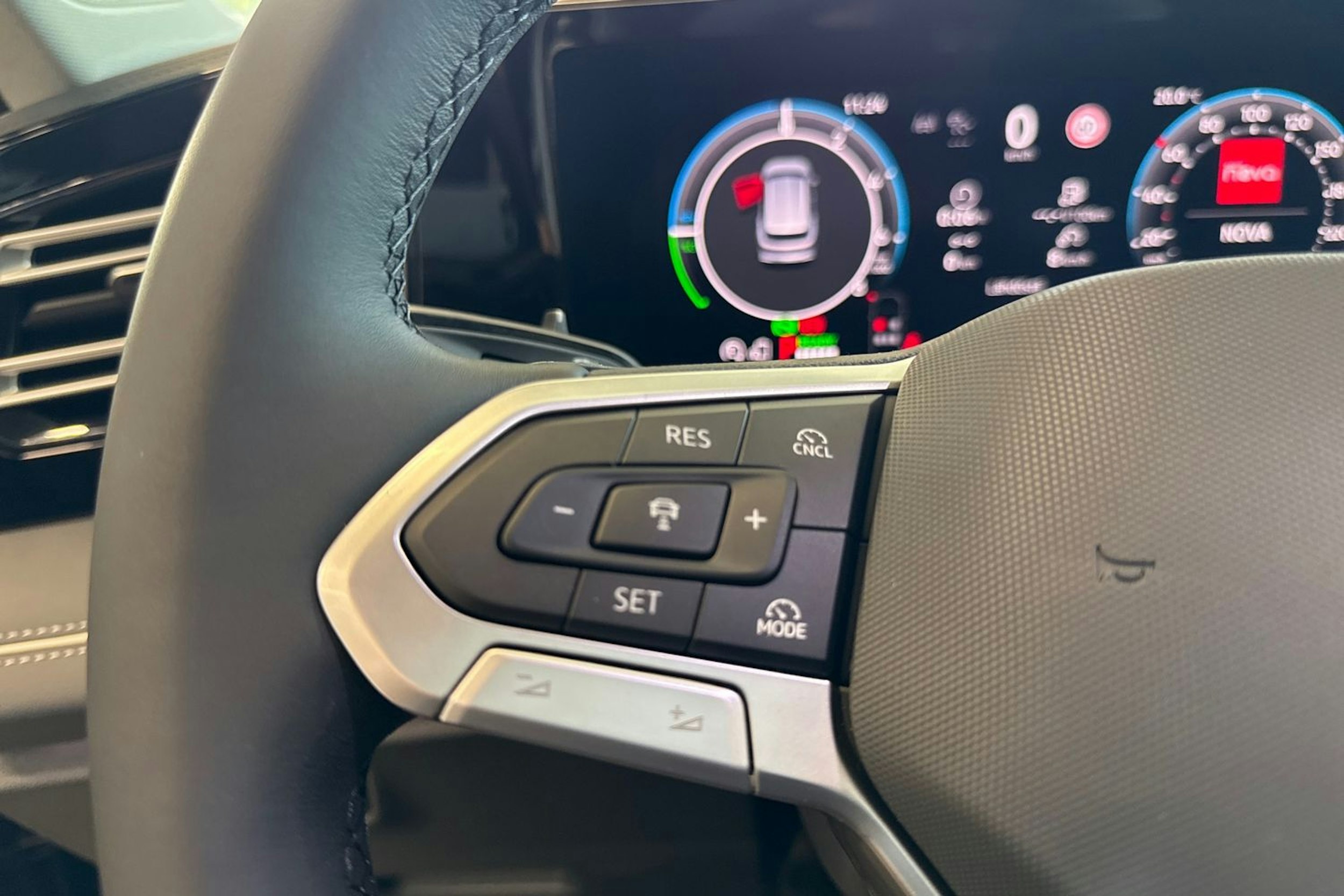 harmaa Volkswagen Tiguan 2025 kuva 14.