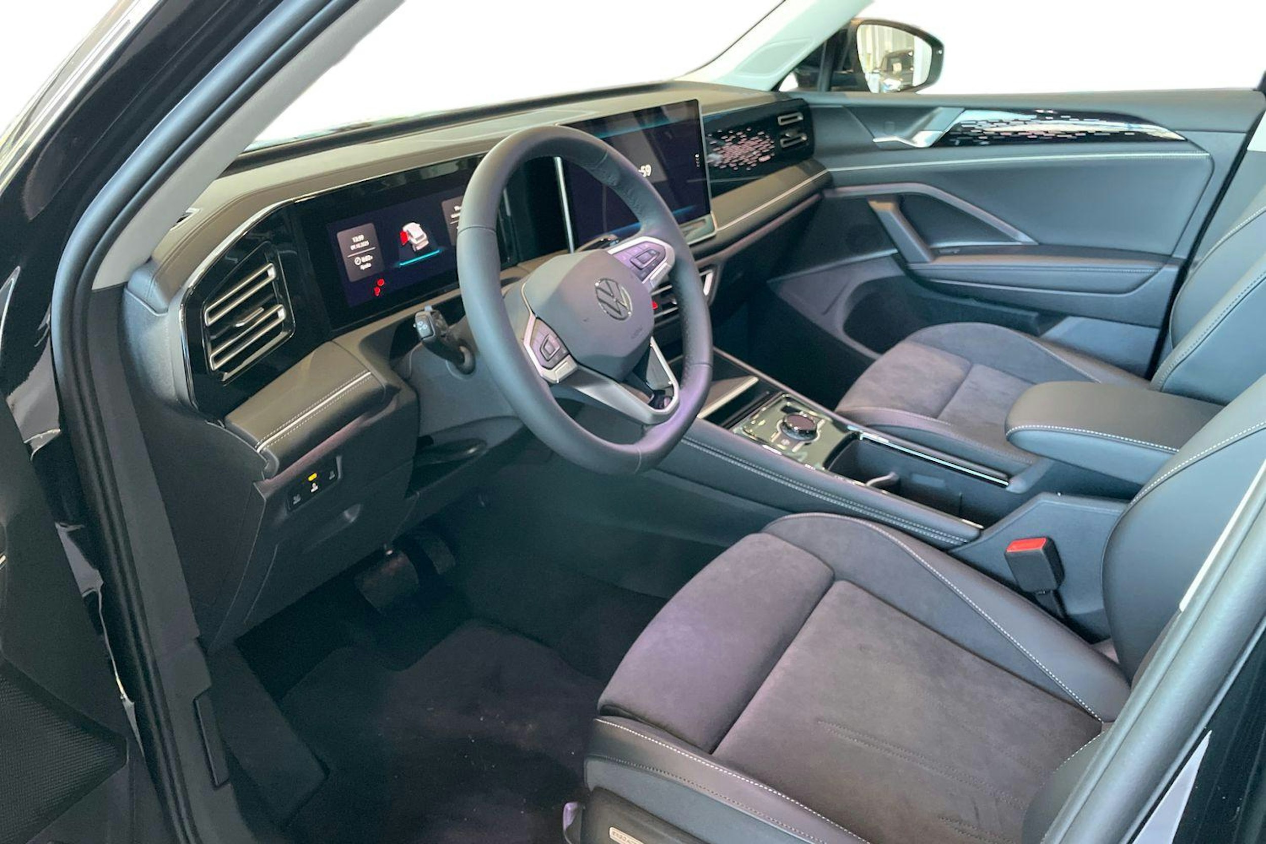 musta Volkswagen Tiguan 2025 kuva 6.