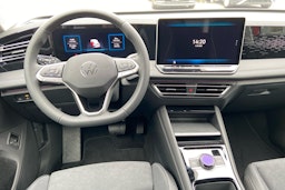oranssi Volkswagen Tiguan 2025 kuva 7.