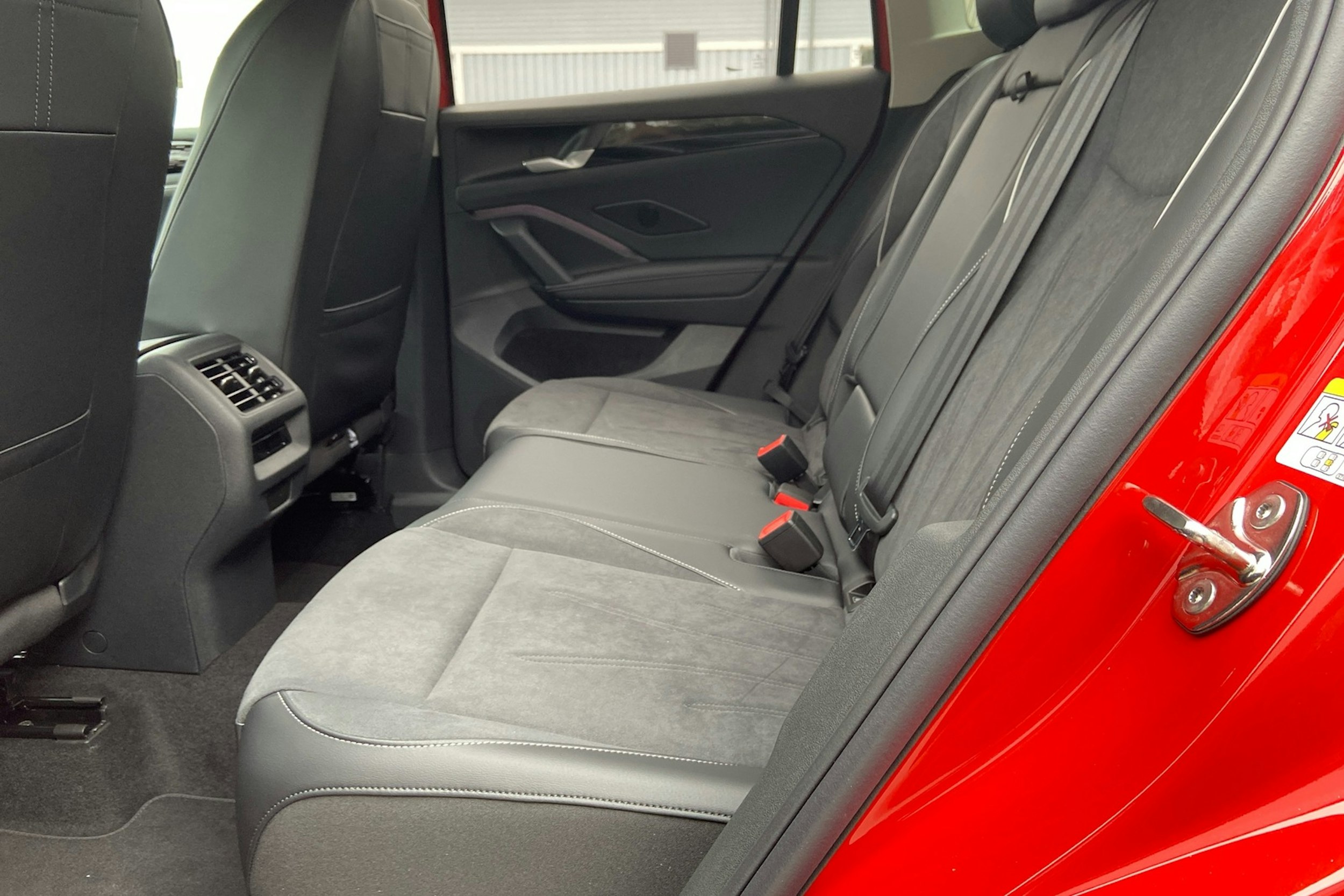 oranssi Volkswagen Tiguan 2025 kuva 9.