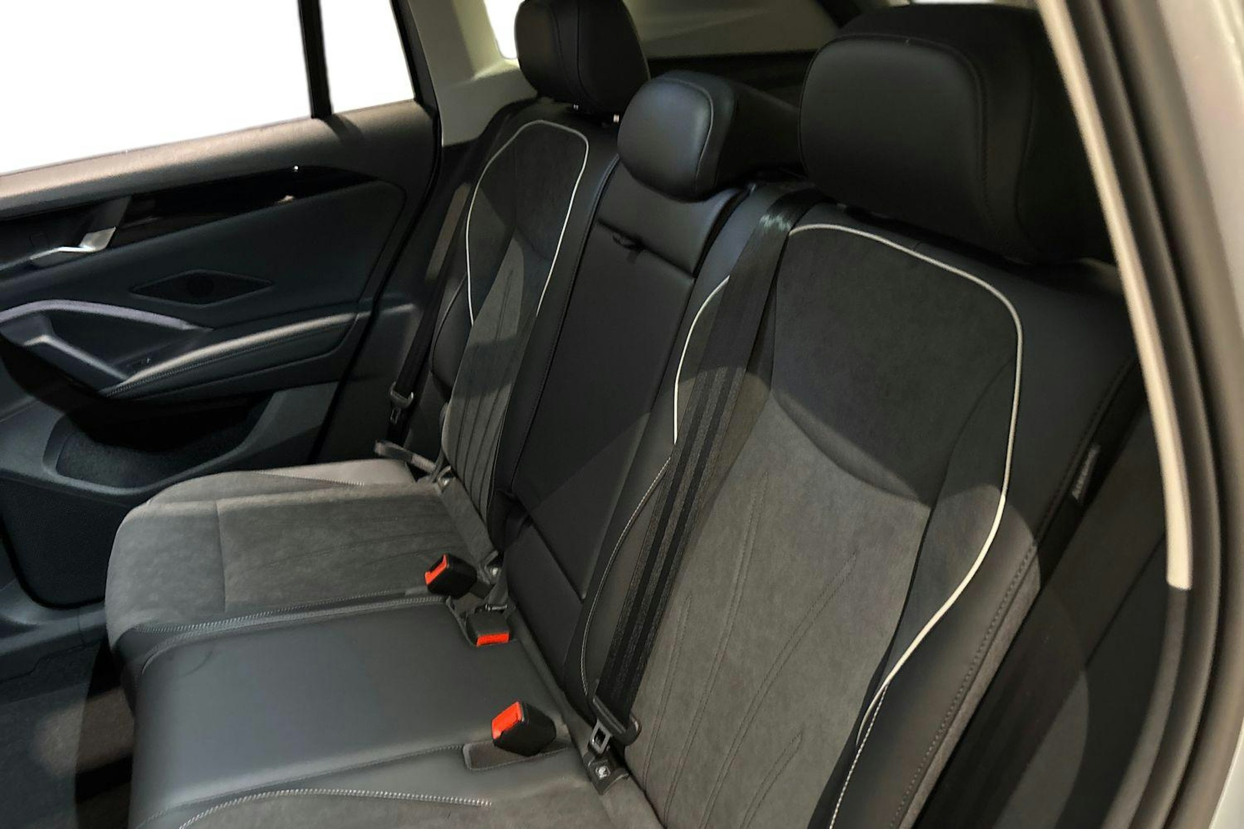 harmaa Volkswagen Tiguan 2025 kuva 8.