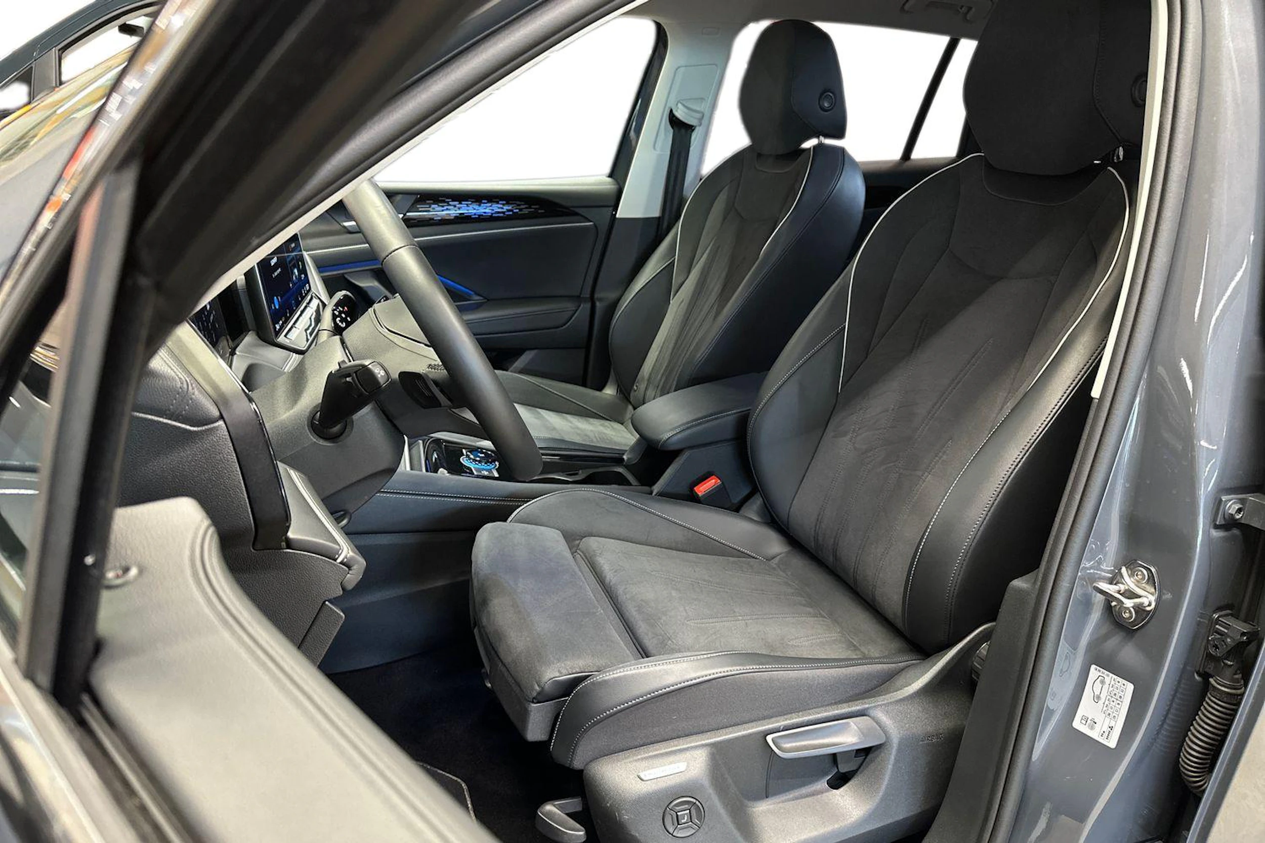 harmaa Volkswagen Tiguan 2025 kuva 12.