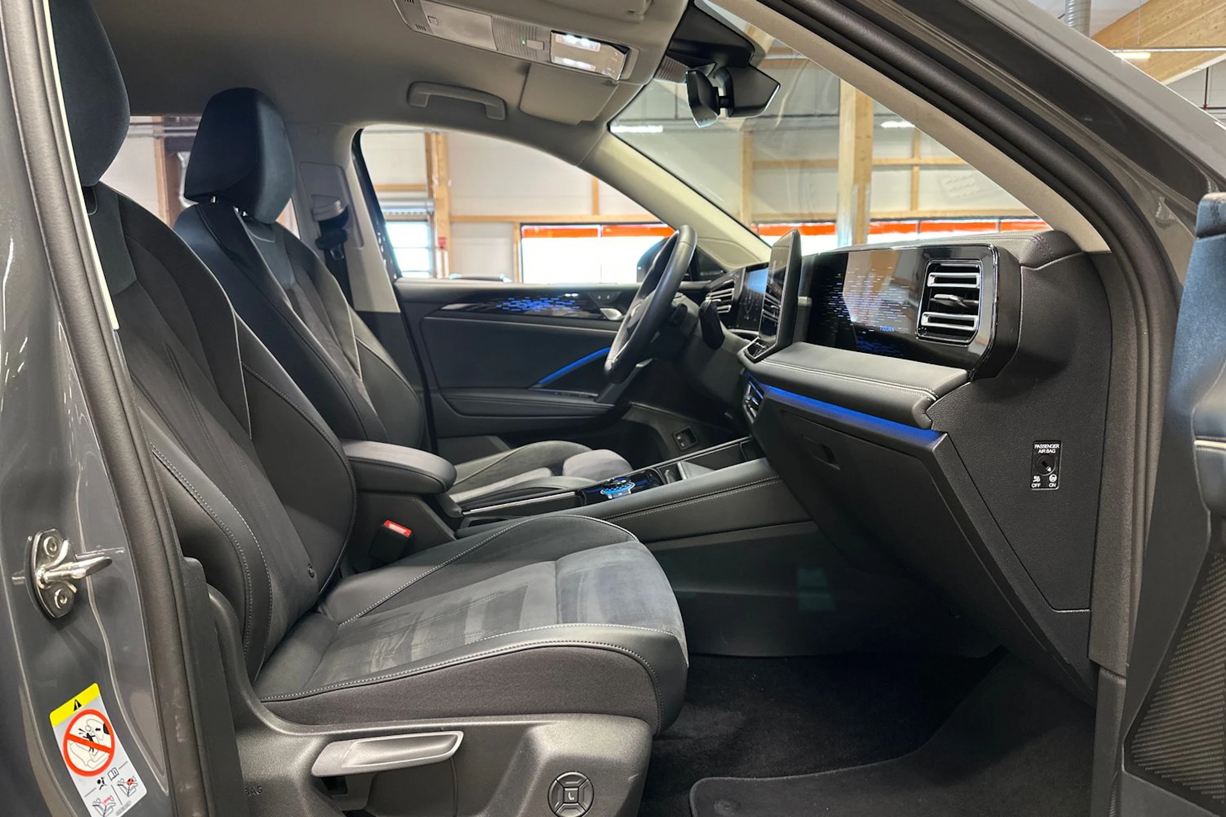 harmaa Volkswagen Tiguan 2025 kuva 15.