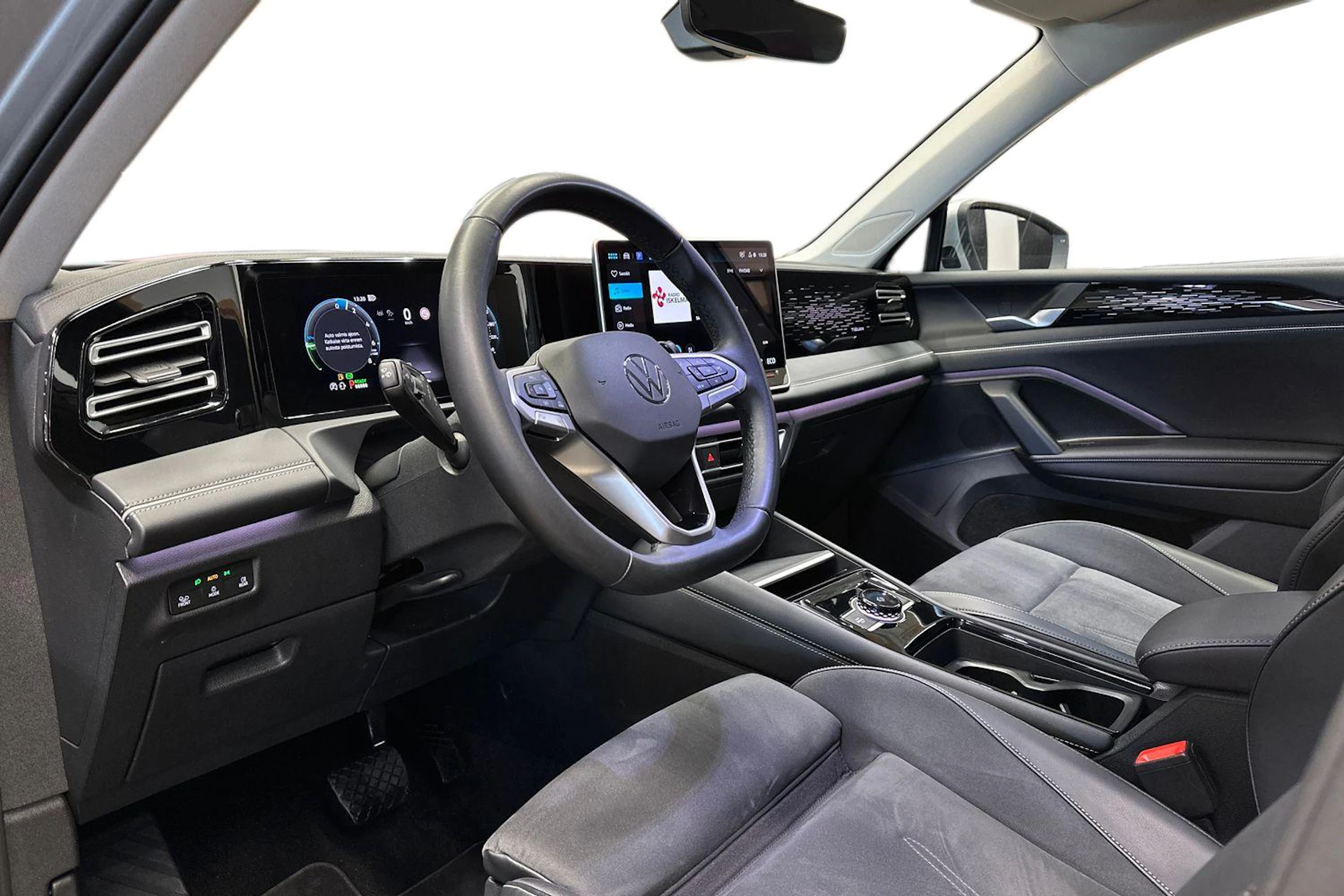 harmaa Volkswagen Tiguan 2025 kuva 8.