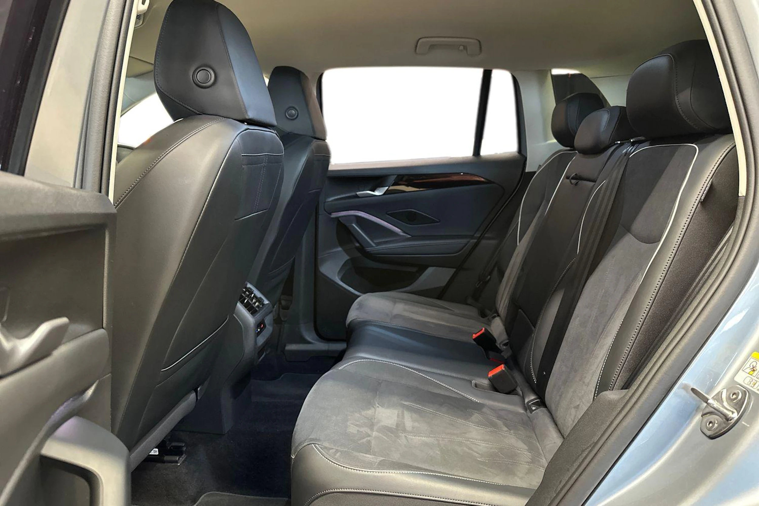 harmaa Volkswagen Tiguan 2025 kuva 11.