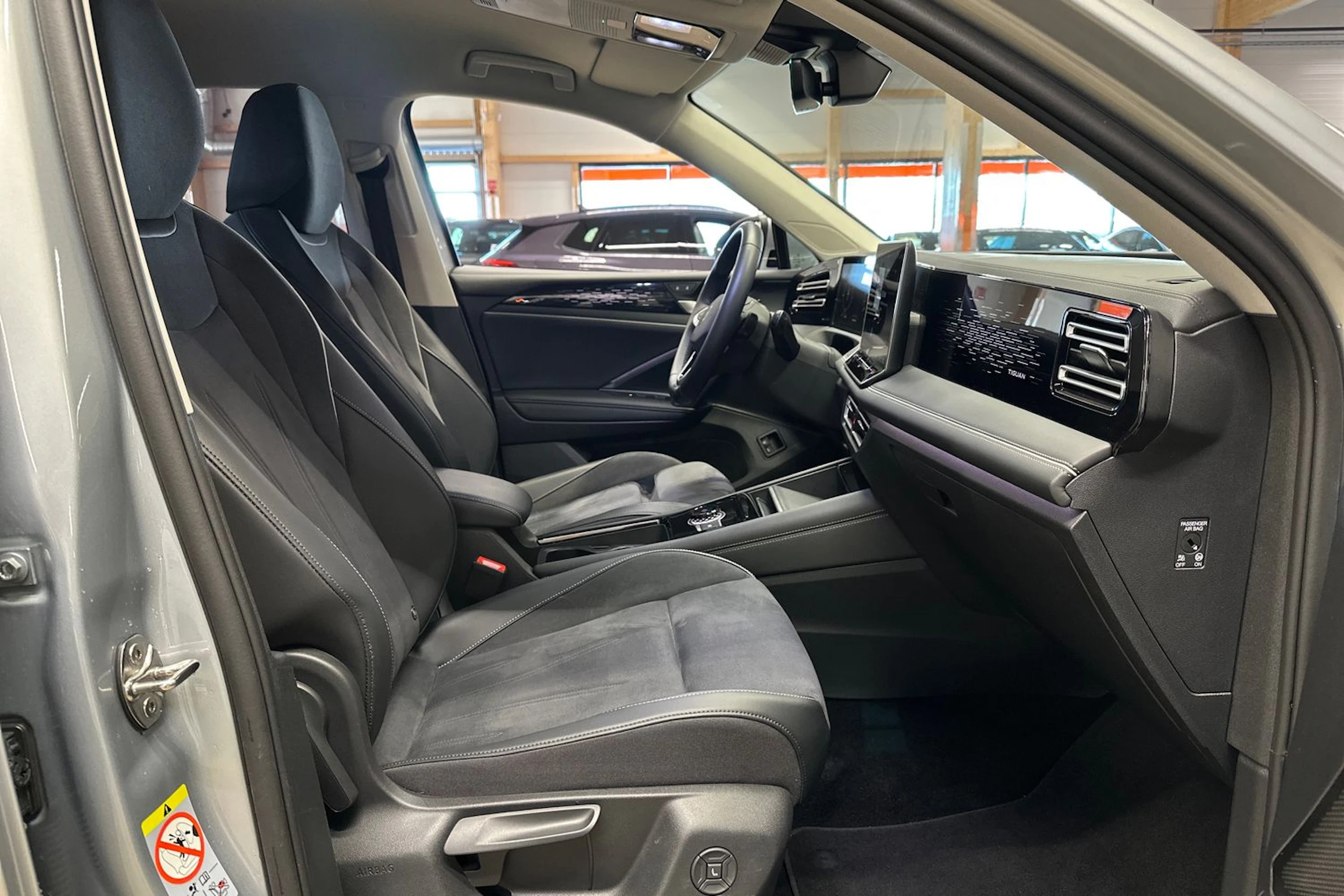 harmaa Volkswagen Tiguan 2025 kuva 15.