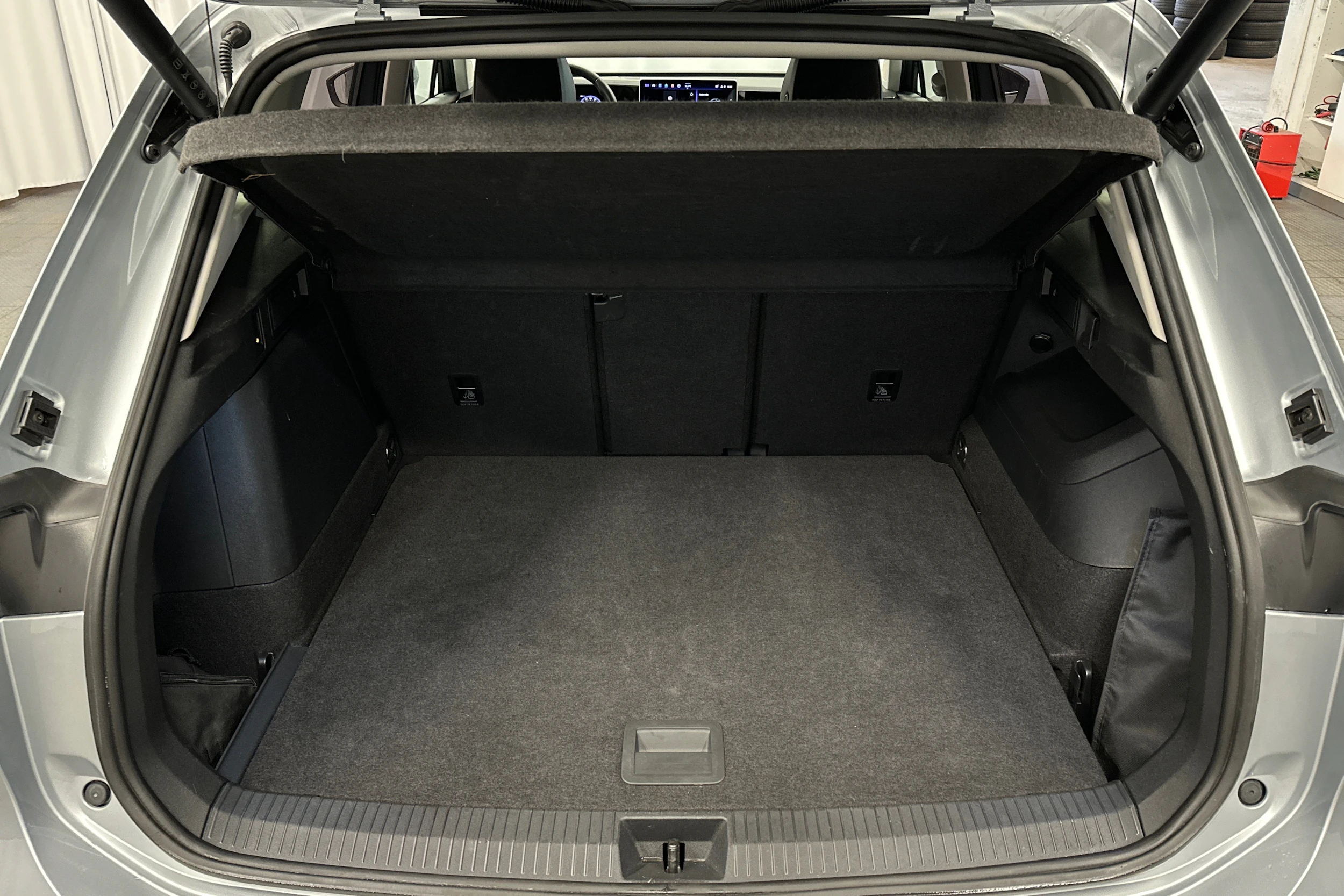 harmaa Volkswagen Tiguan 2025 kuva 15.