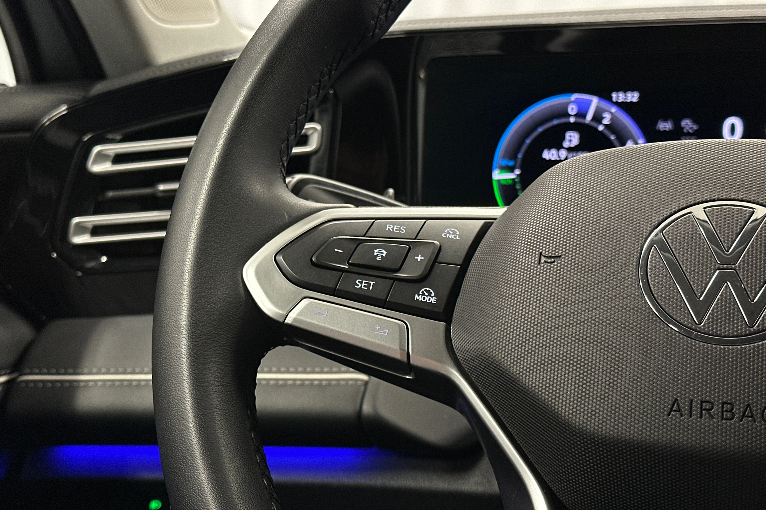 harmaa Volkswagen Tiguan 2025 kuva 21.