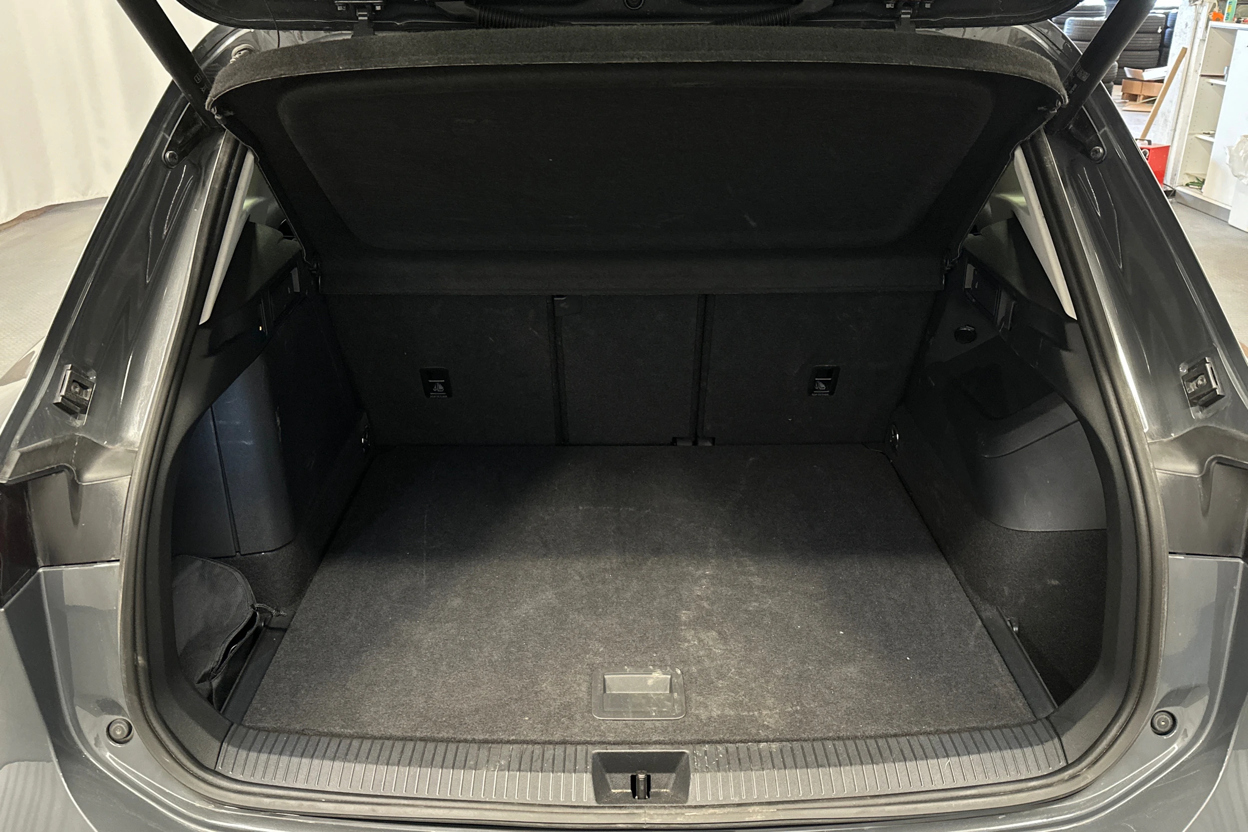 harmaa Volkswagen Tiguan 2025 kuva 15.