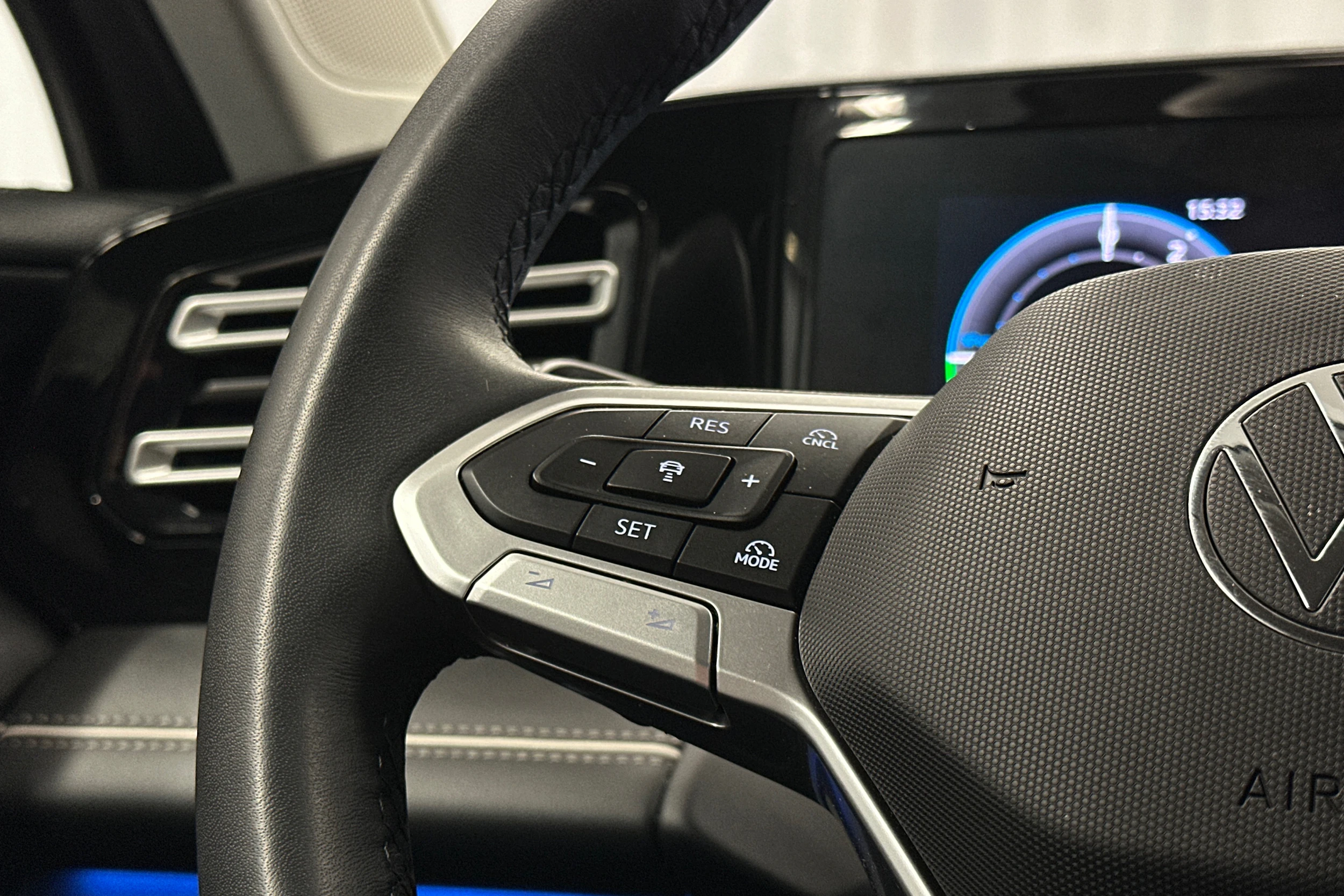 harmaa Volkswagen Tiguan 2025 kuva 20.