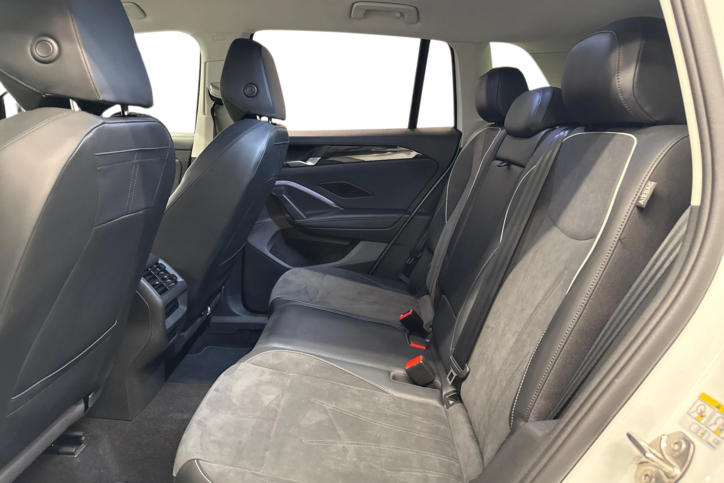valkoinen Volkswagen Tiguan 2025 kuva 11.