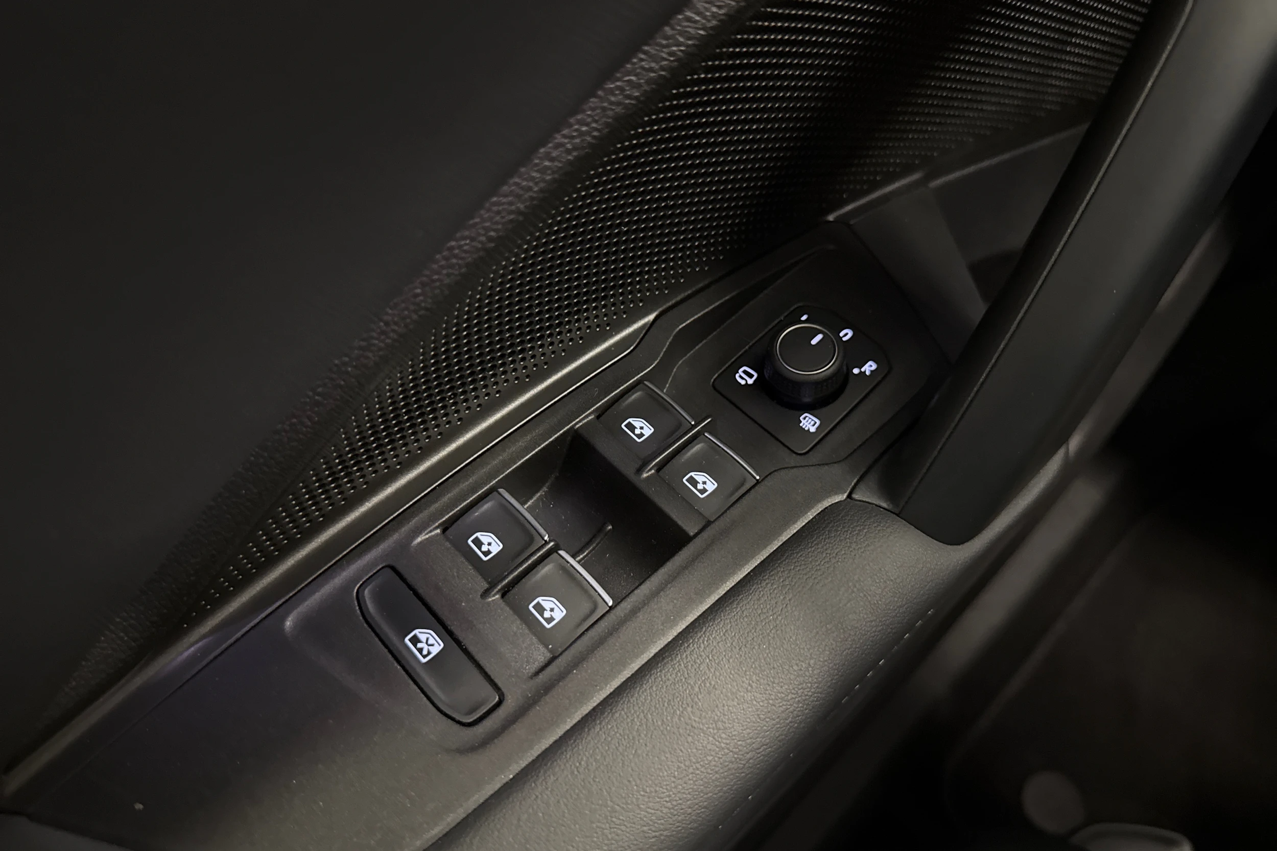 valkoinen Volkswagen Tiguan 2025 kuva 18.
