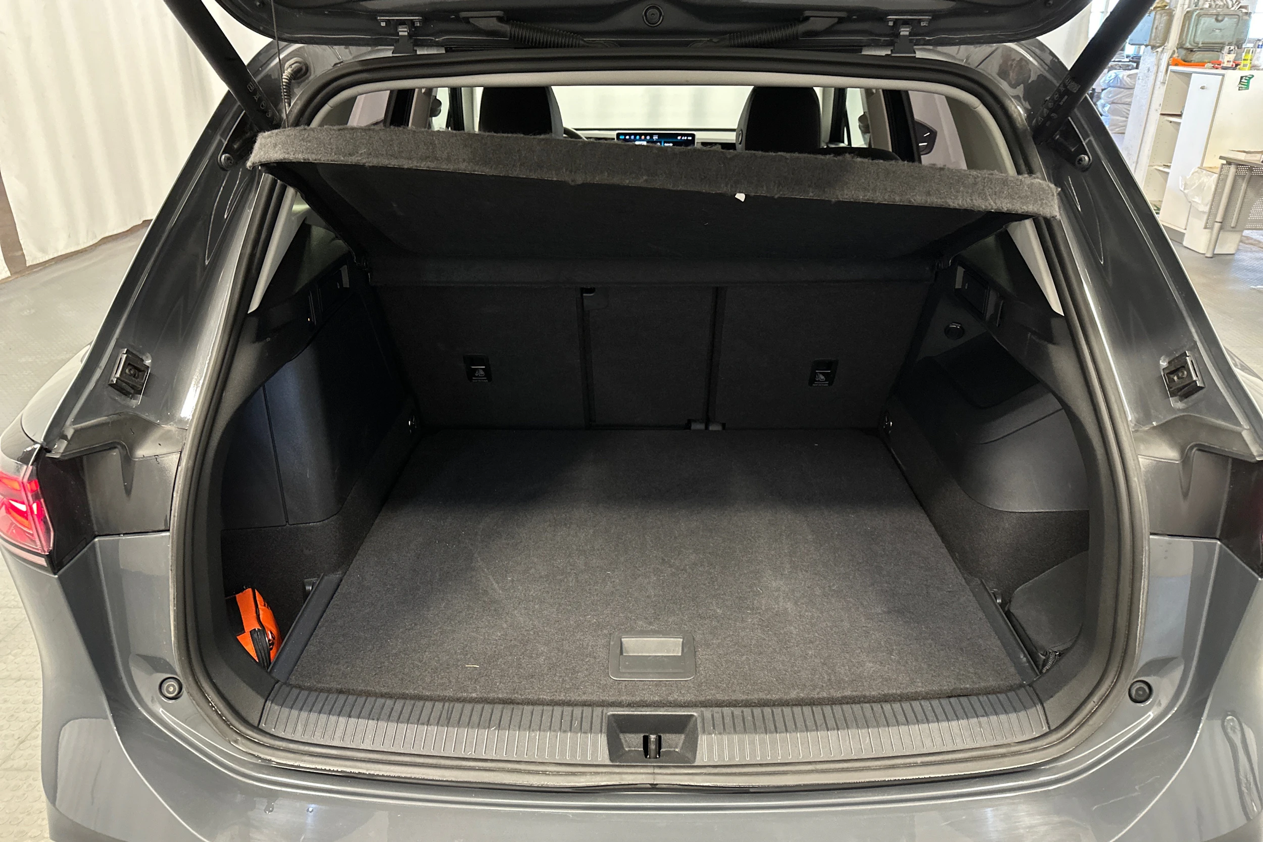 harmaa Volkswagen Tiguan 2025 kuva 15.
